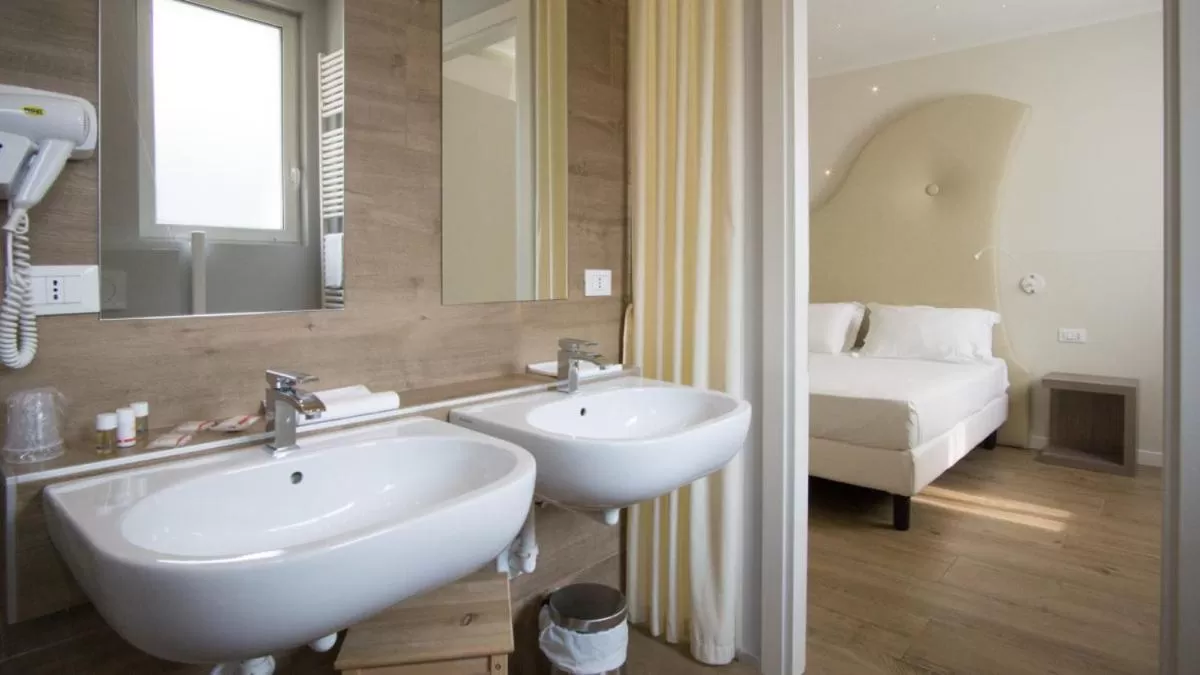 Bathroom, Bed in M14 Hotel & Spa