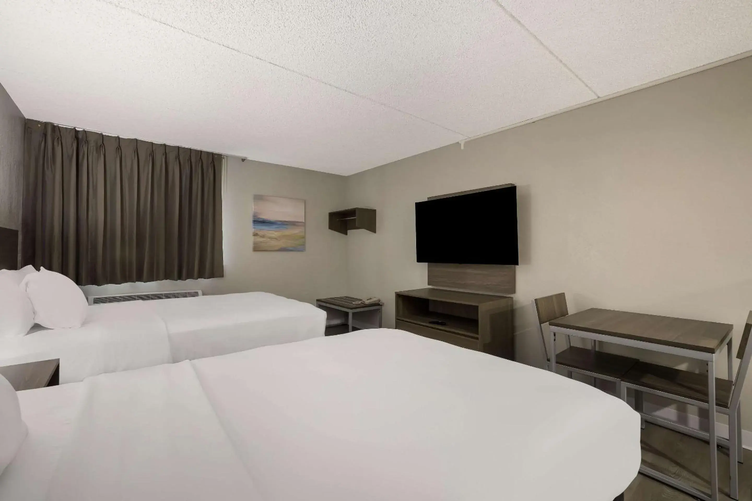 Bedroom, Bed in Suburban Studios Milwaukee Airport