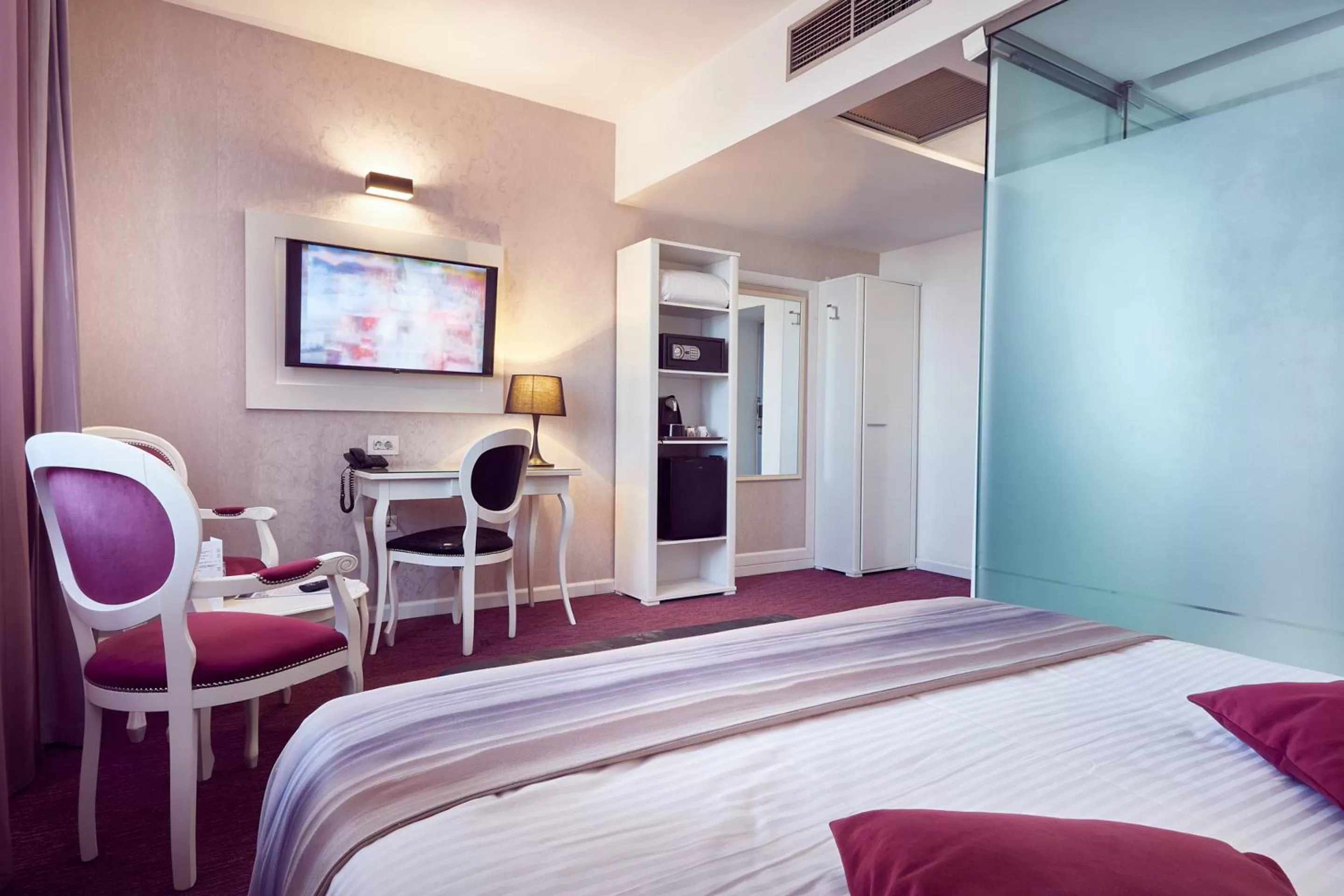 Photo of the whole room, Bed in Continental Forum Sibiu