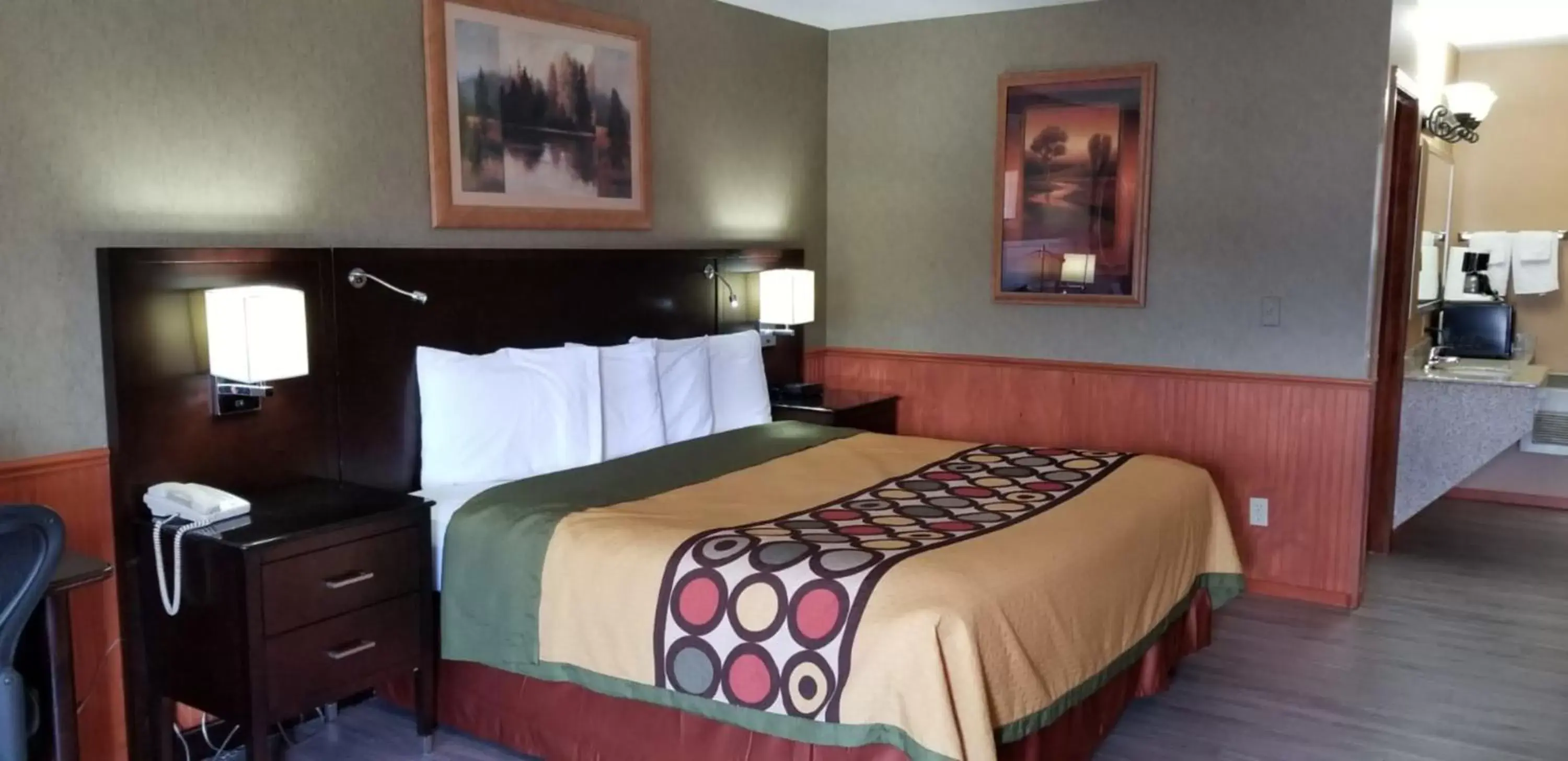 Bedroom, Bed in Stewart Lodge