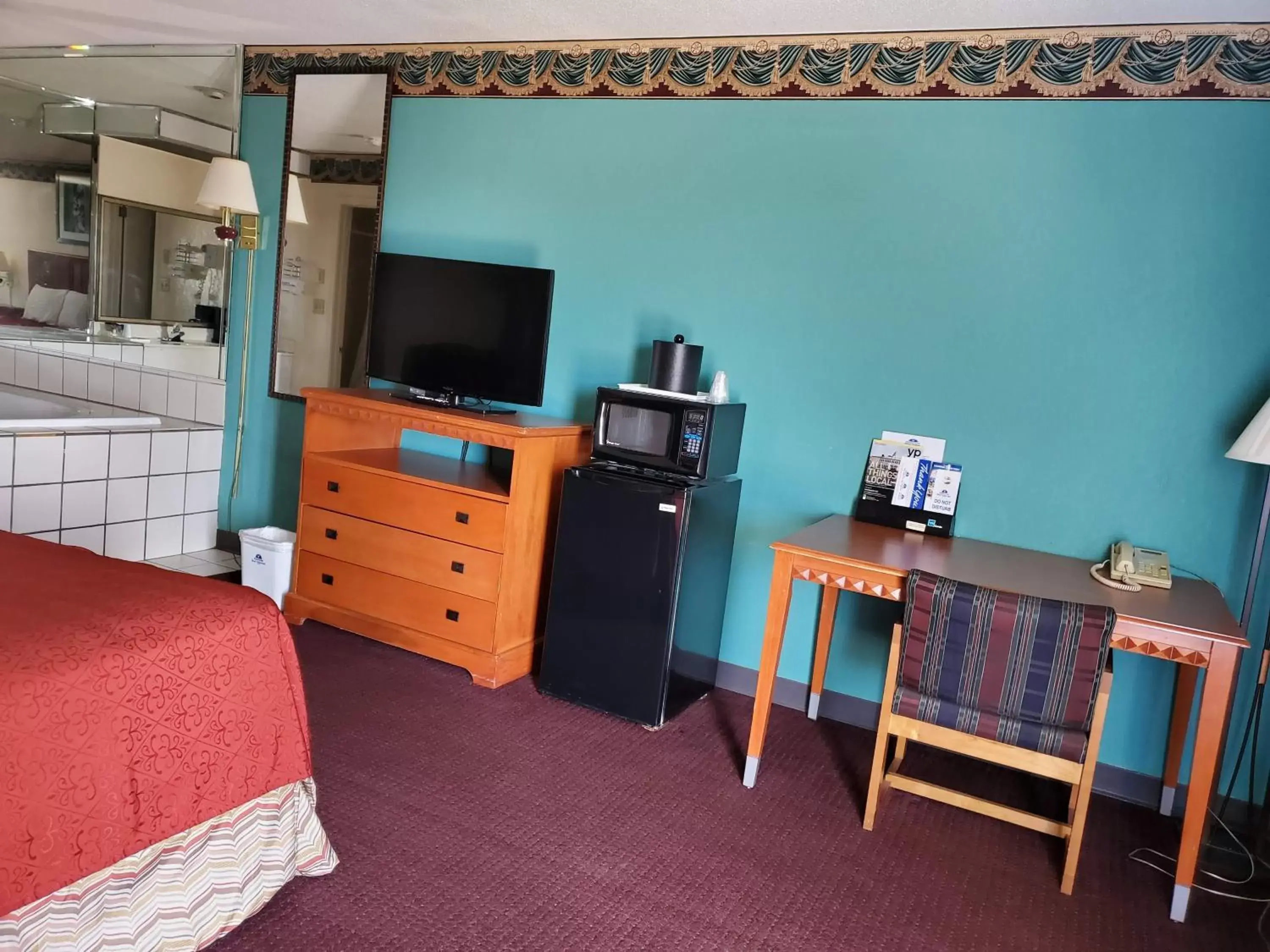 TV and multimedia, TV/Entertainment Center in Americas Best Value Inn Wildersville