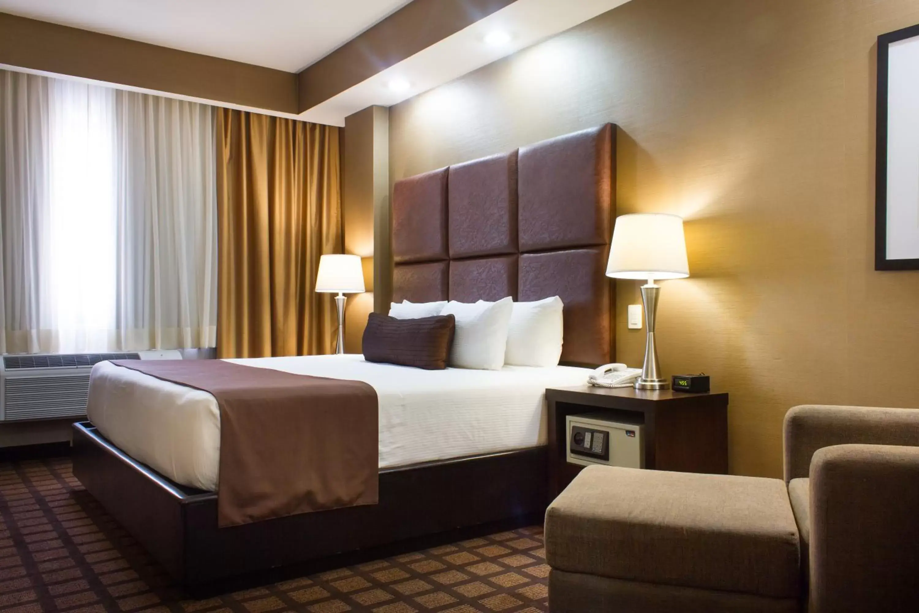 Photo of the whole room, Bed in Best Western PREMIER Monterrey Aeropuerto