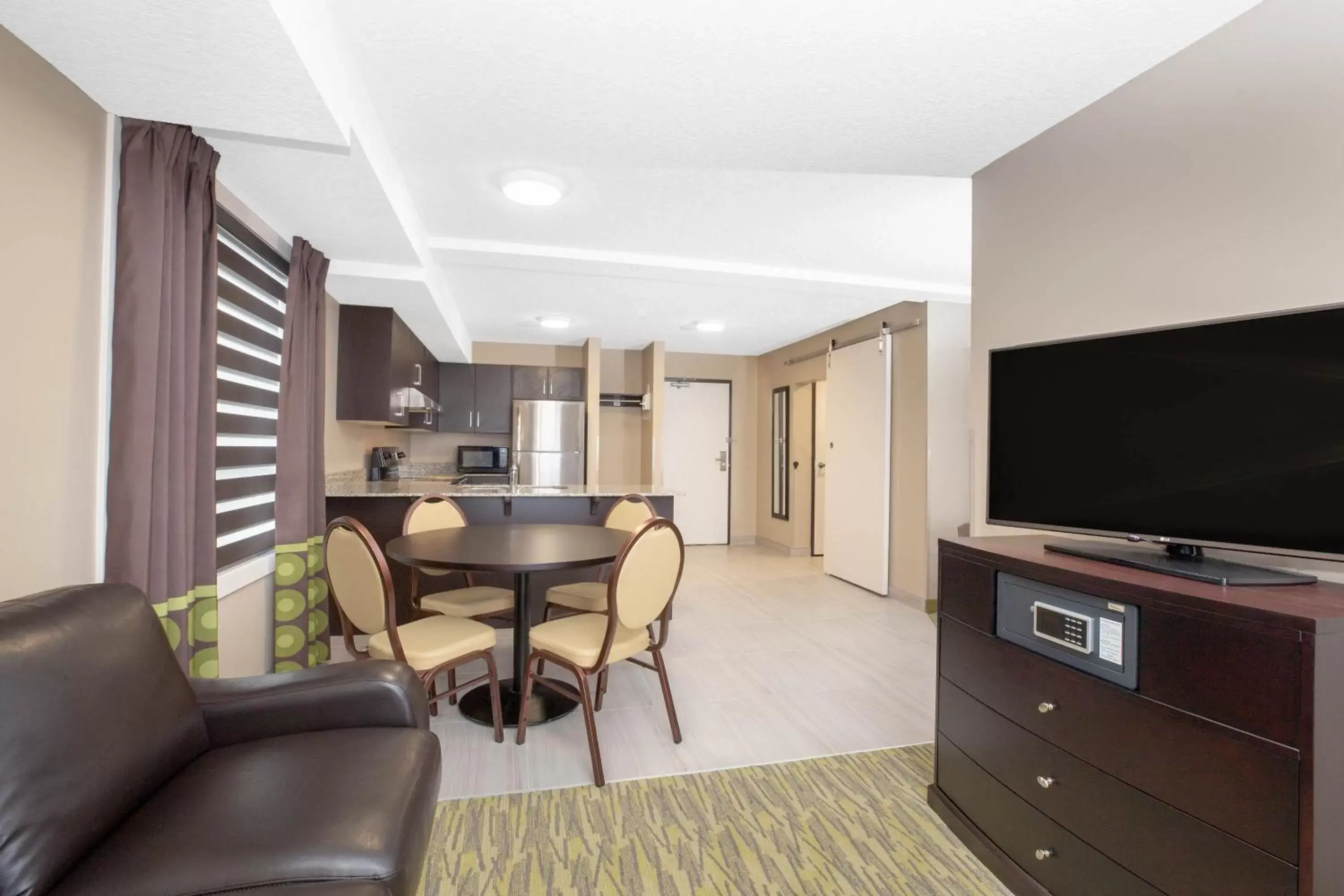 Living room, TV/Entertainment Center in Super 8 by Wyndham Canmore