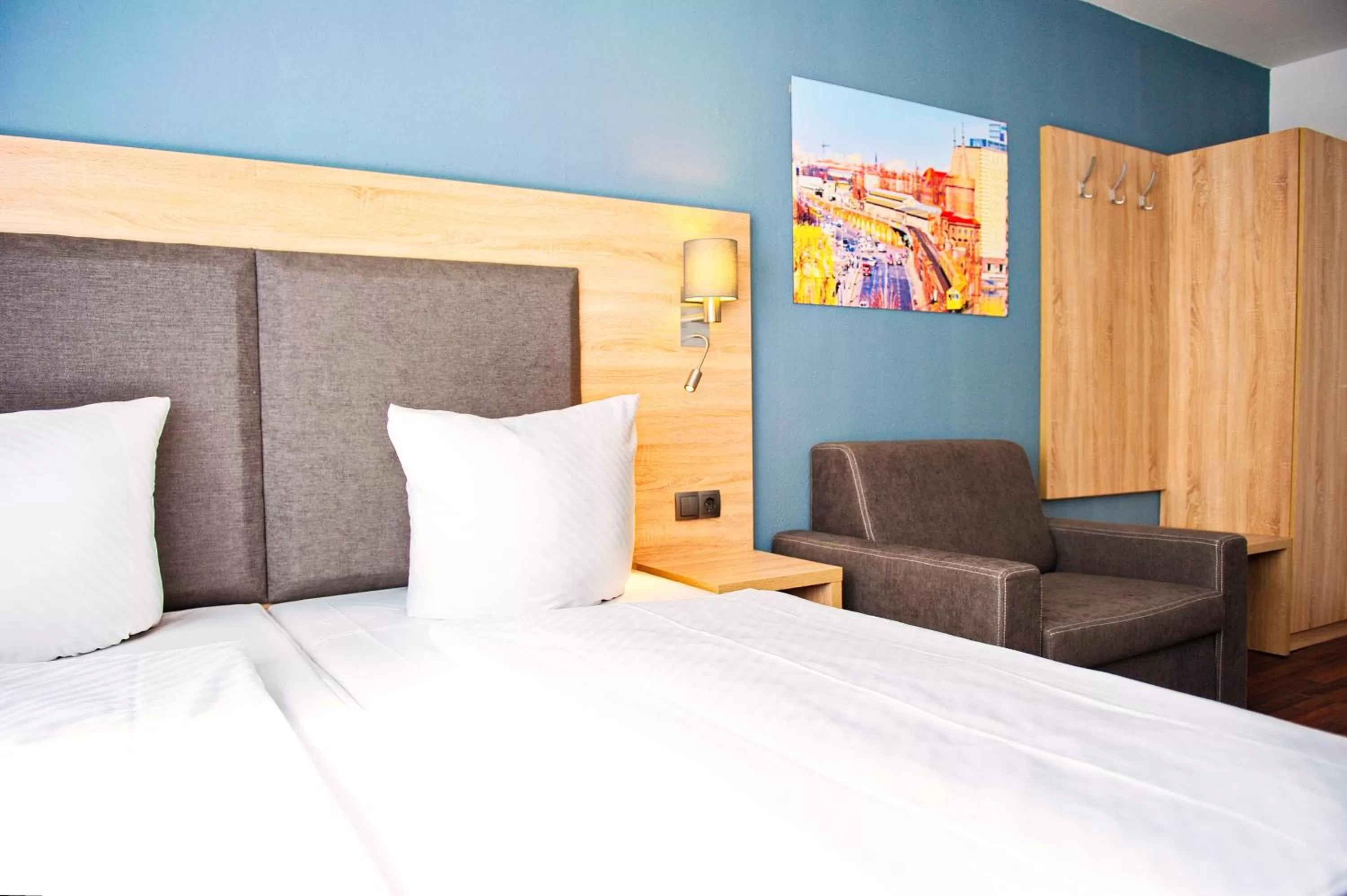 Photo of the whole room, Bed in BlnCty Hotel