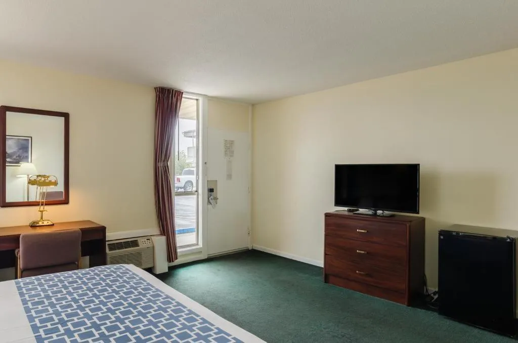 Bed in Alamo Inn & Suites