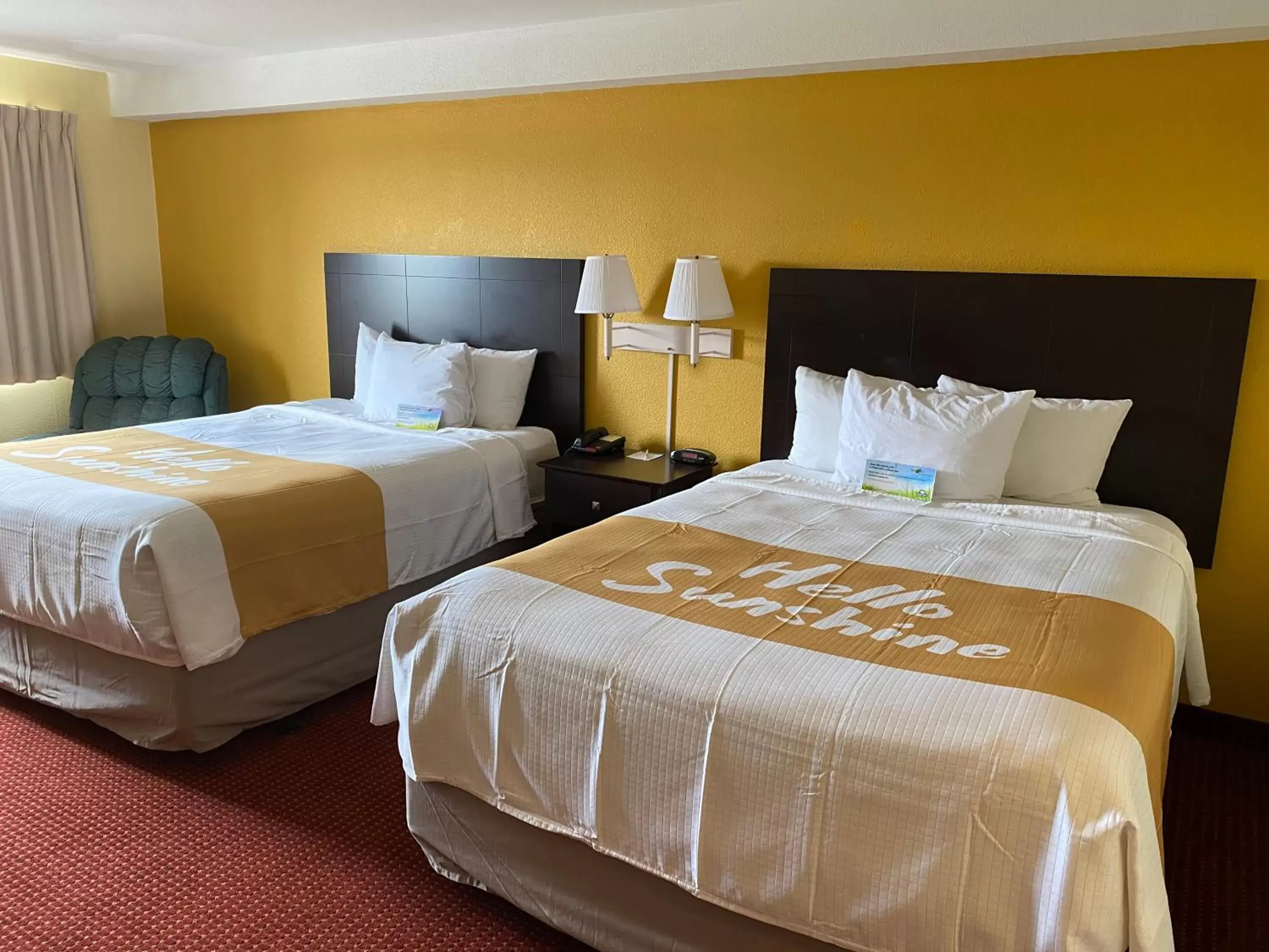 Bed in Days Inn & Suites by Wyndham Des Moines Airport