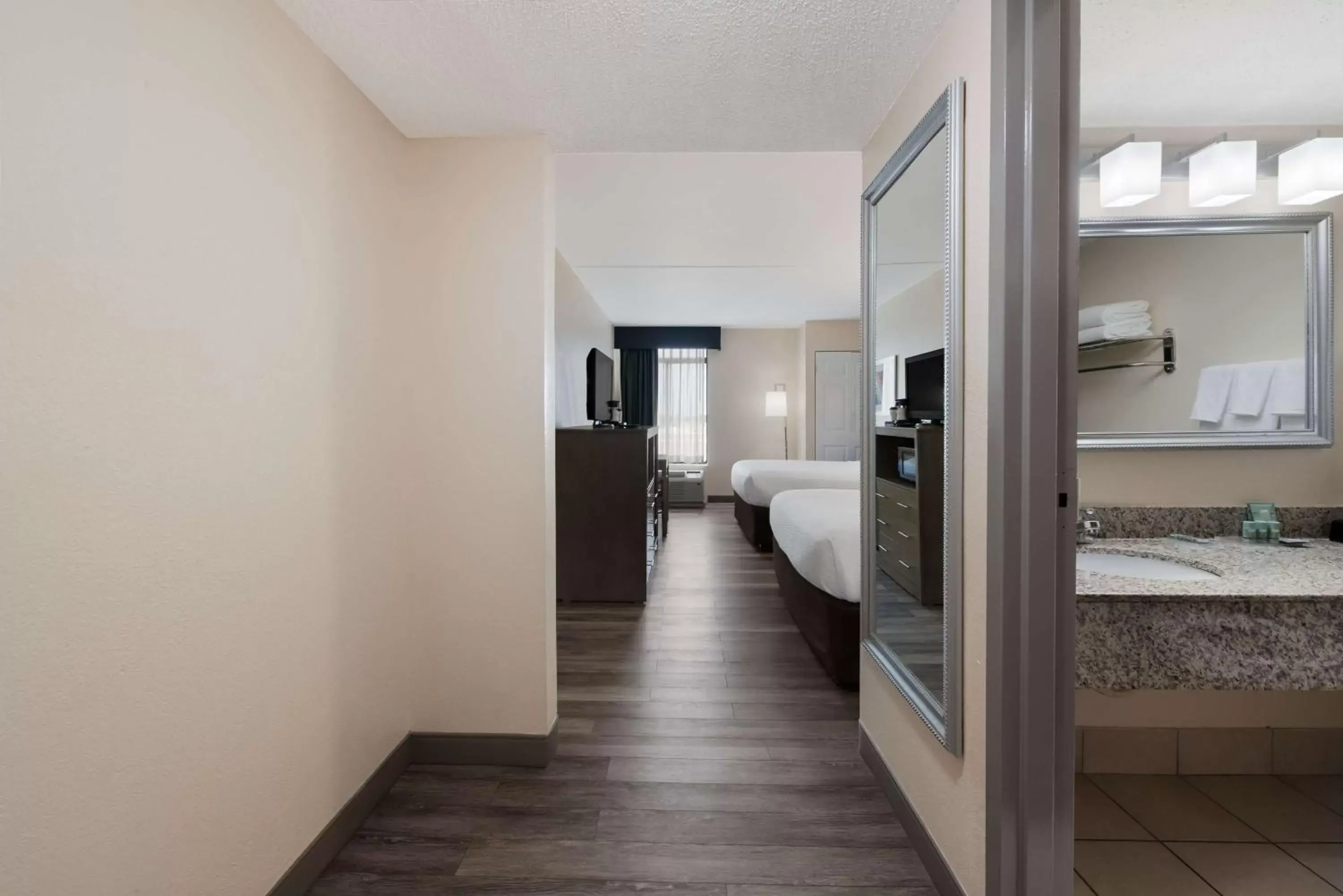 Bedroom, Bathroom in Best Western Hampton Coliseum Inn