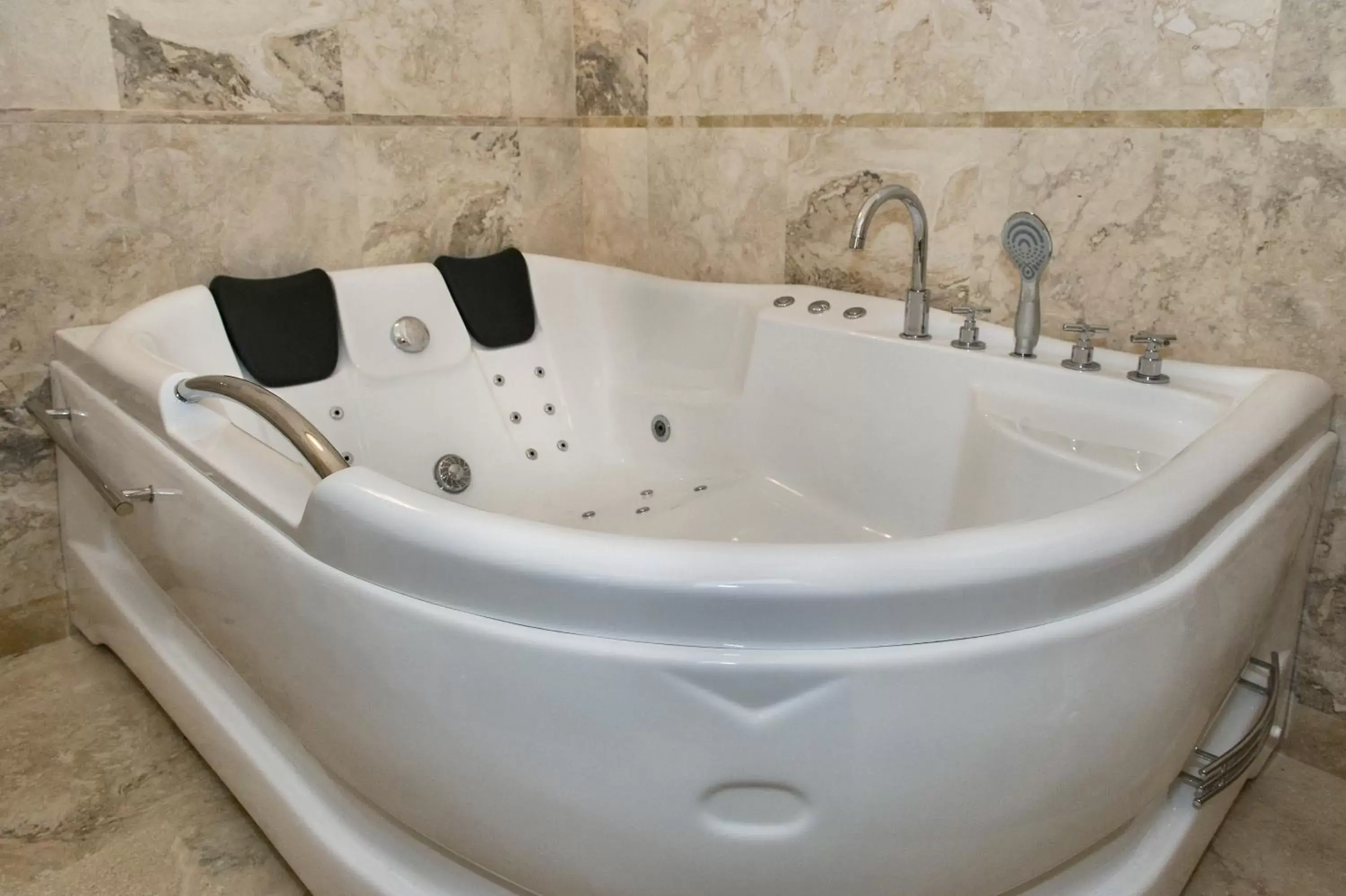 Hot Tub, Bathroom in Relais Dei Mercanti B&B And Suites