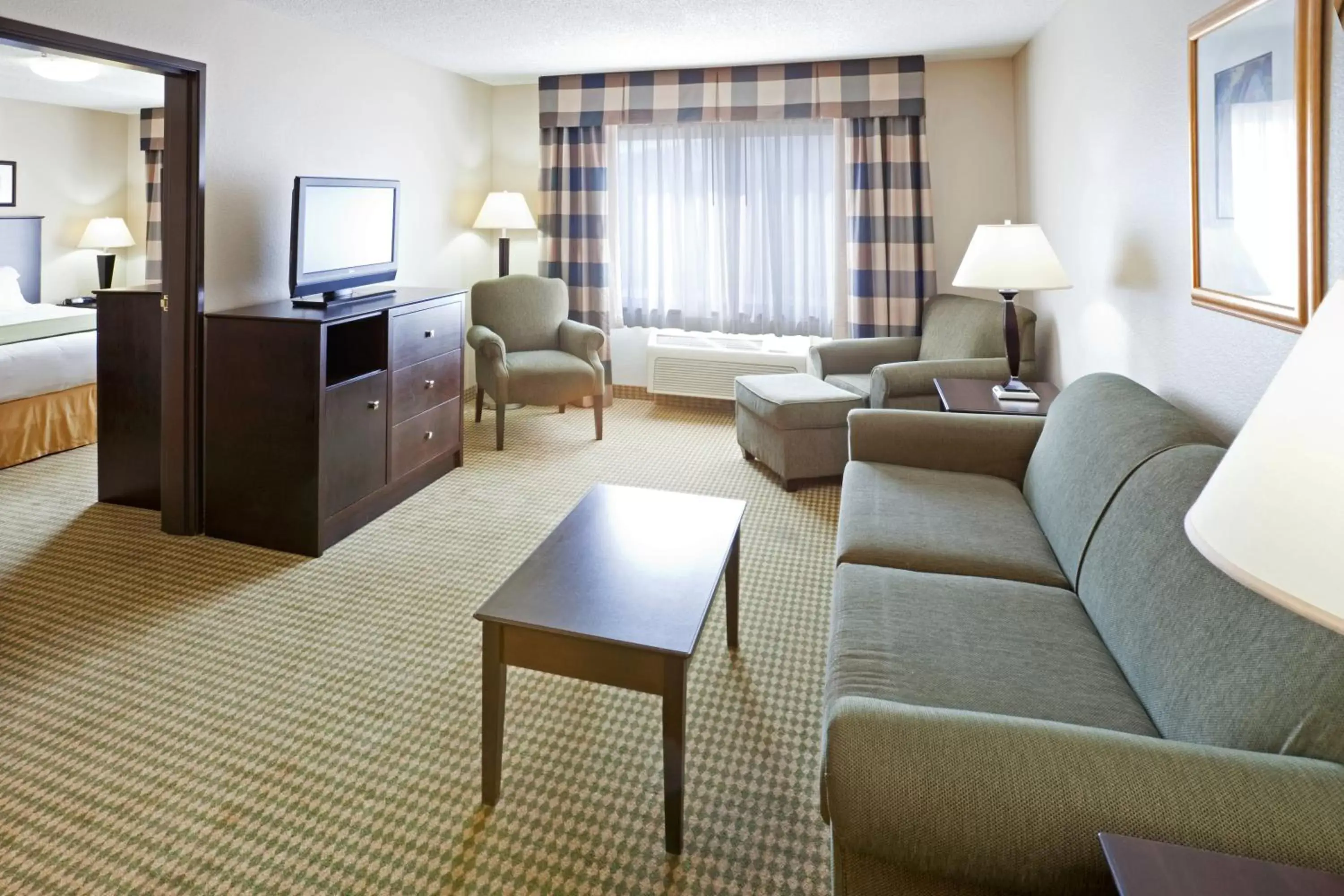 Living room, Seating Area in Holiday Inn Express Hotel and Suites Fort Worth/I-20