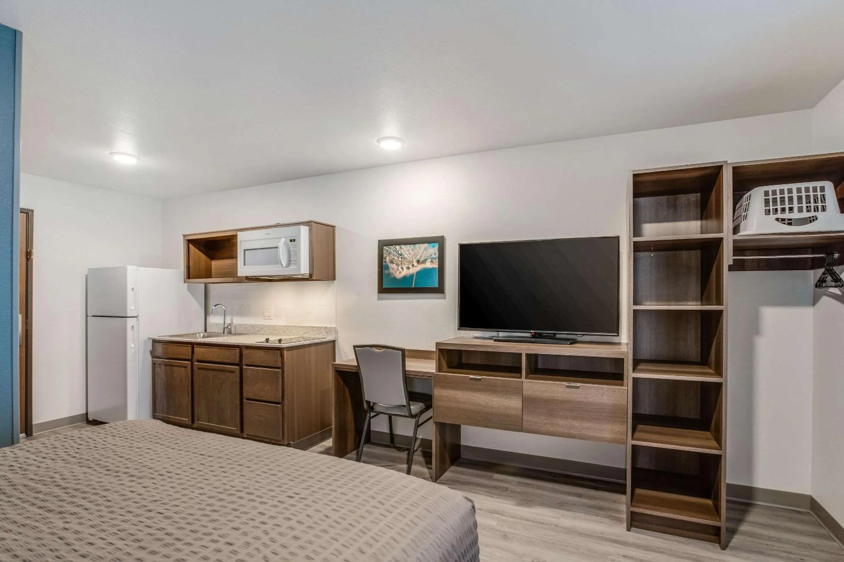 TV and multimedia, Bed in WoodSpring Suites Detroit Farmington Hills