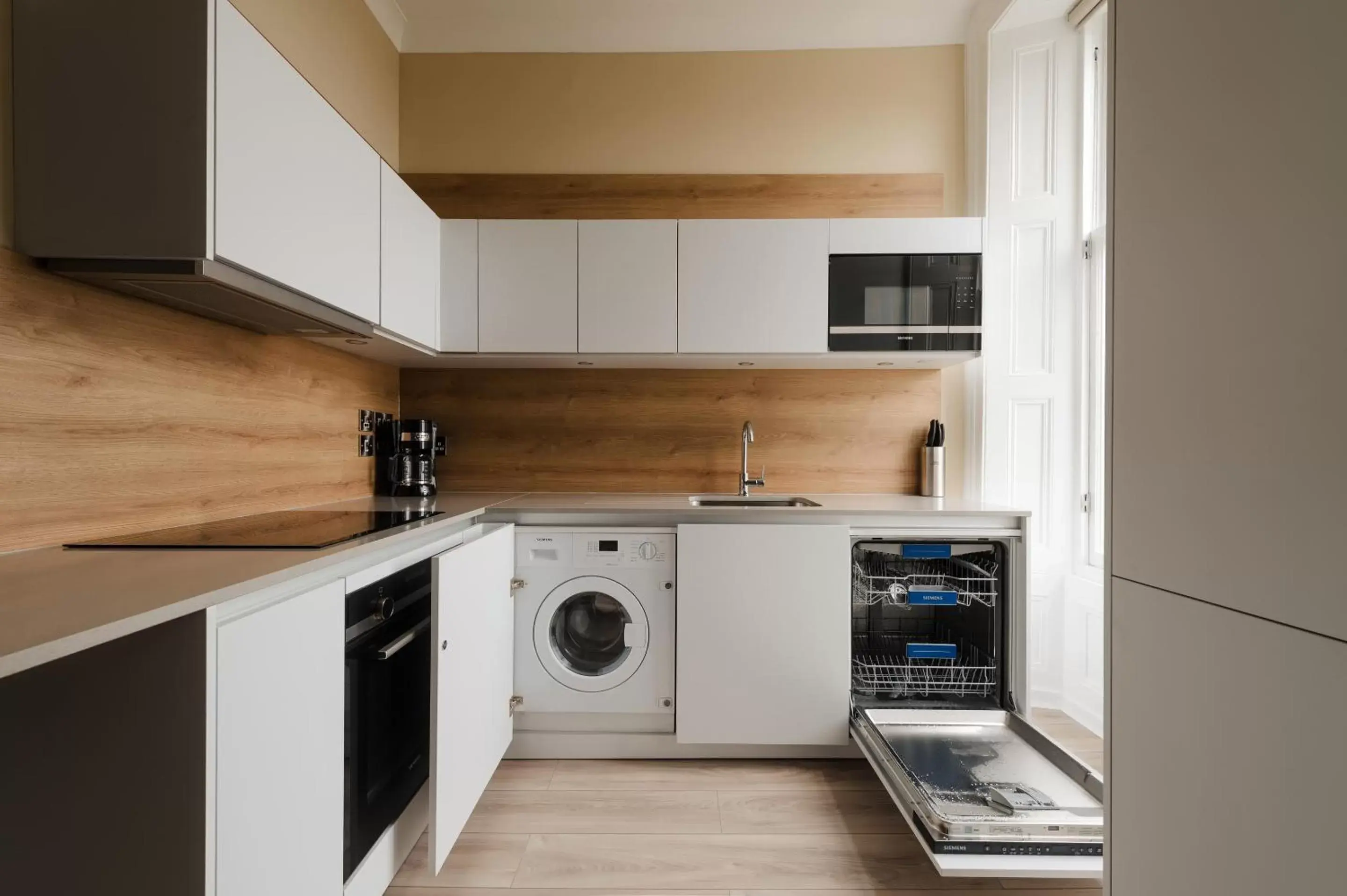 Kitchen or kitchenette, Kitchen/Kitchenette in Sonder Royal Garden Apartments