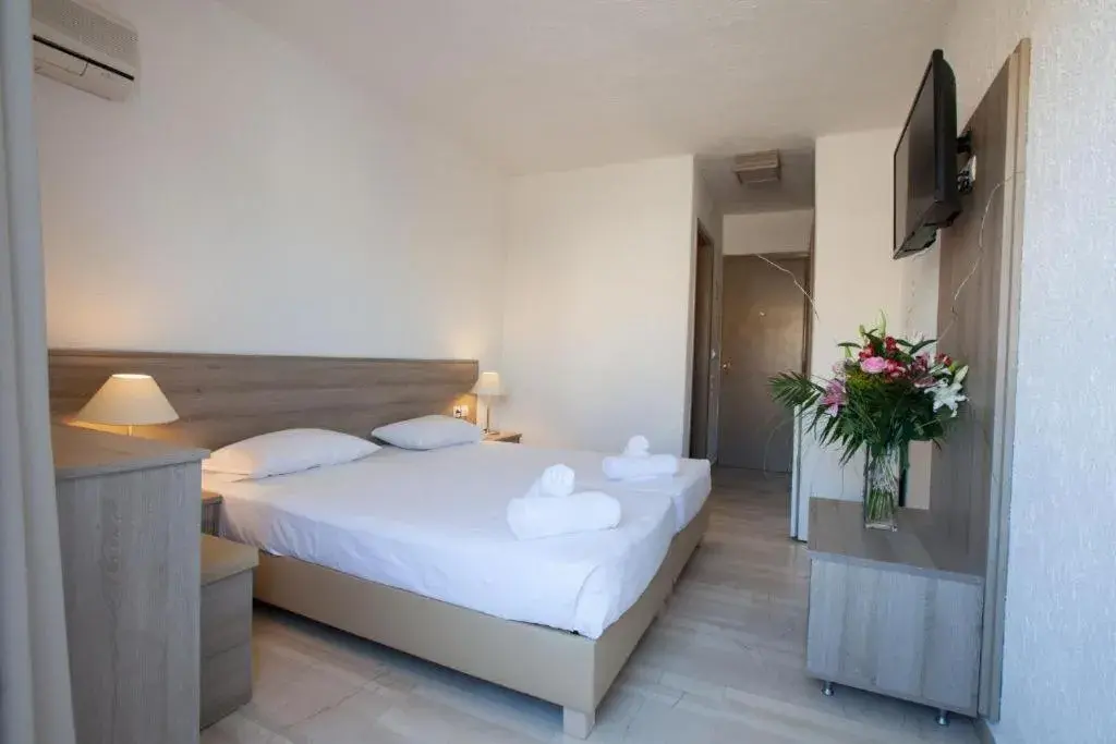 Property building, Bed in Apollon Hotel