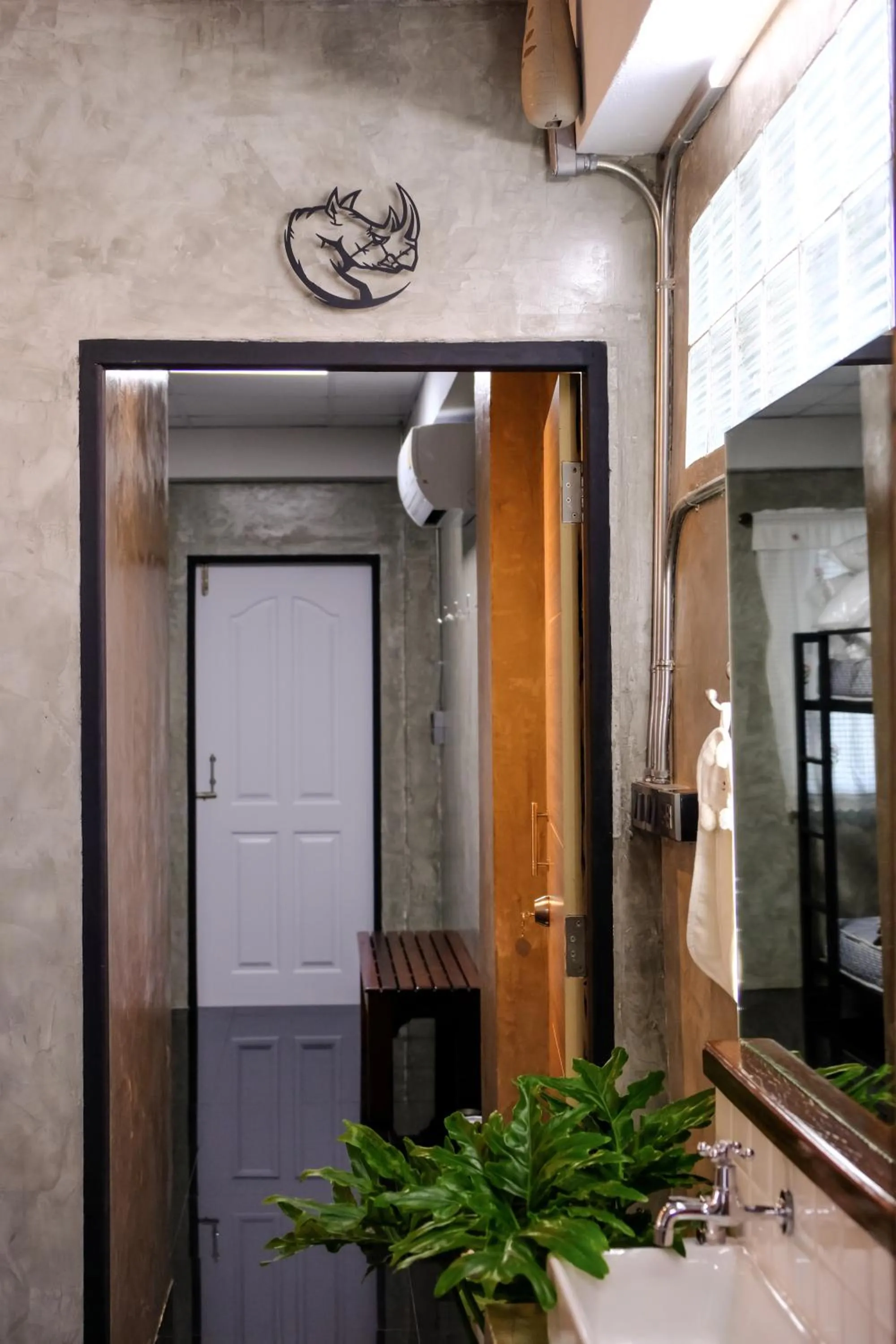 Property logo or sign in Baan Lung Poshtel