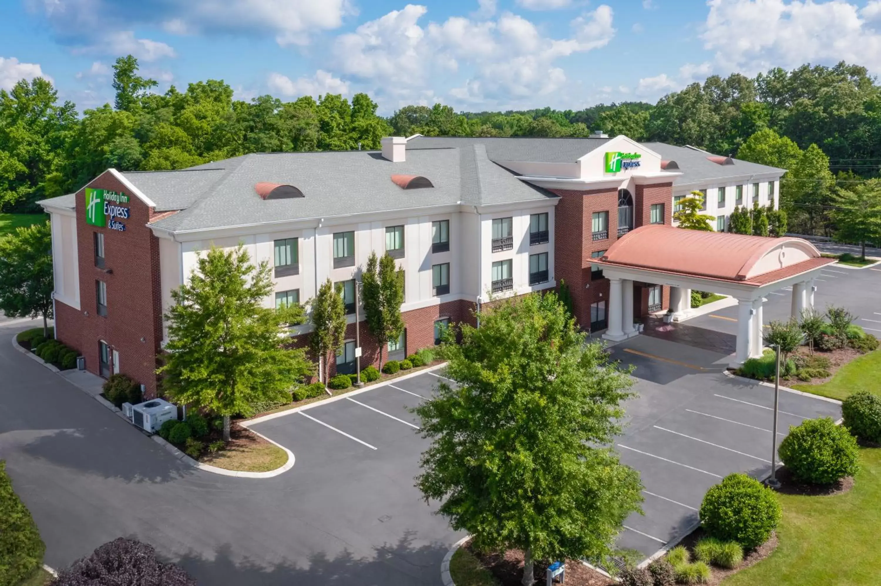 Property Building in Holiday Inn Express - Tullahoma, an IHG Hotel