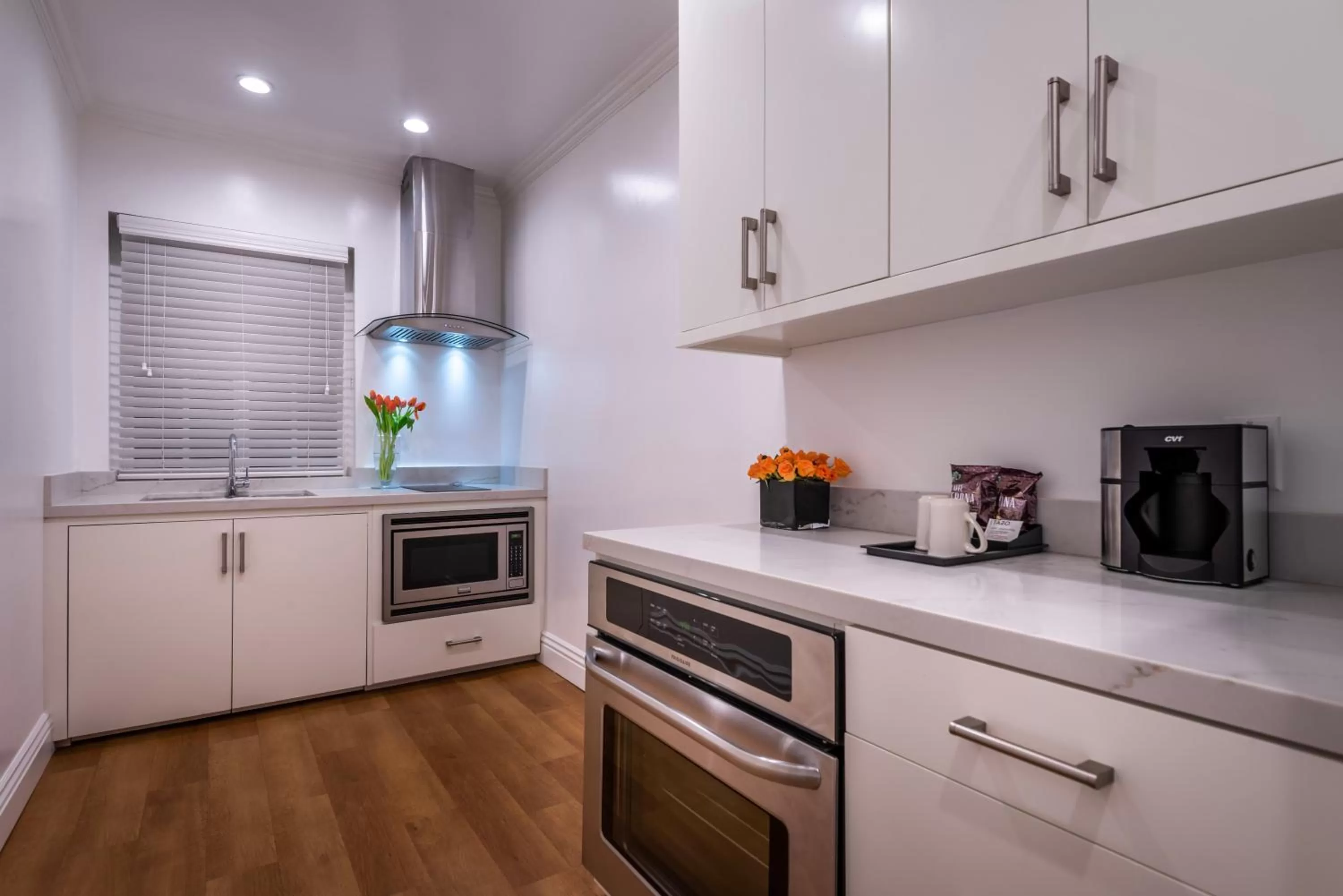 Kitchen or kitchenette in Beverly Hills Plaza Hotel & Spa