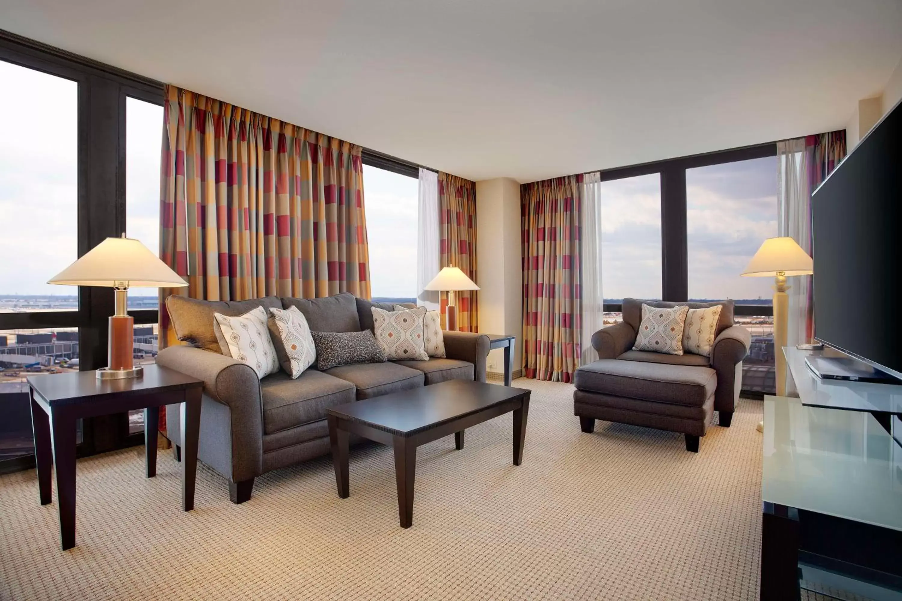 Living room, Seating Area in Hilton Chicago O'Hare Airport