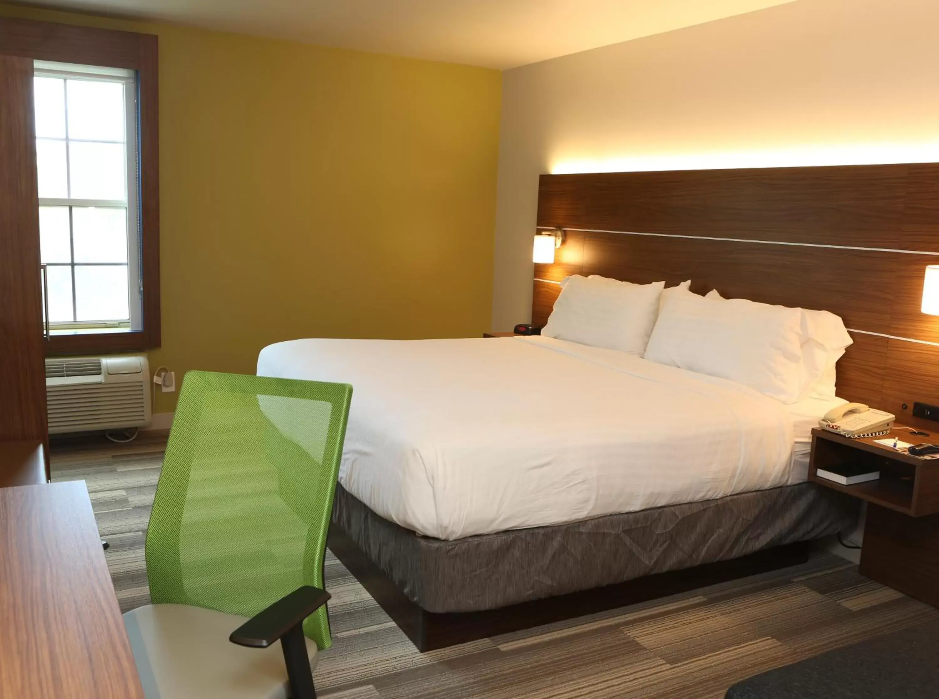 Bed in Holiday Inn Express Phoenix-Airport/University Drive, an IHG Hotel