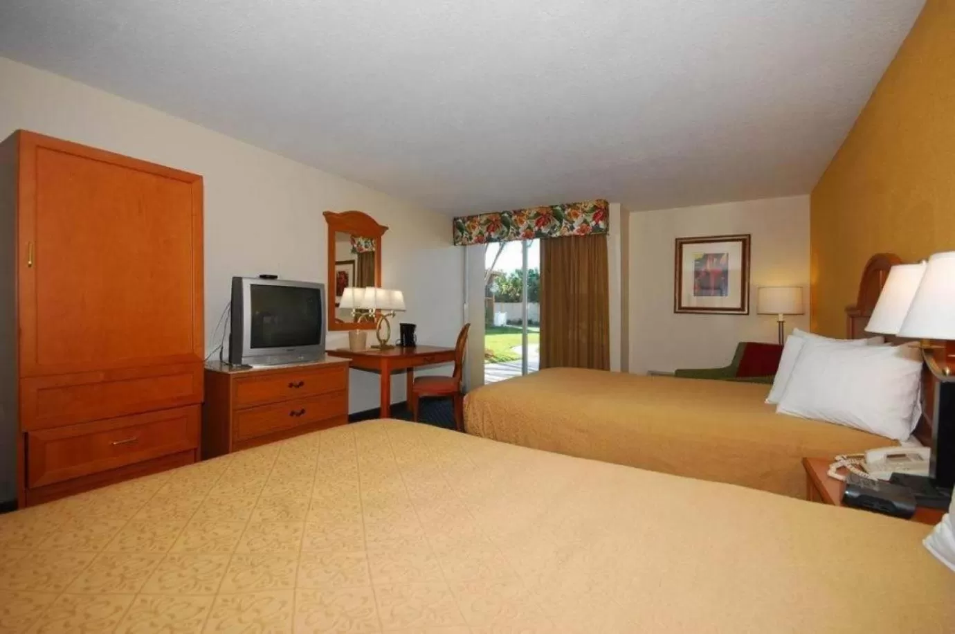 Photo of the whole room, Bed in Quality Inn Downtown Stuart
