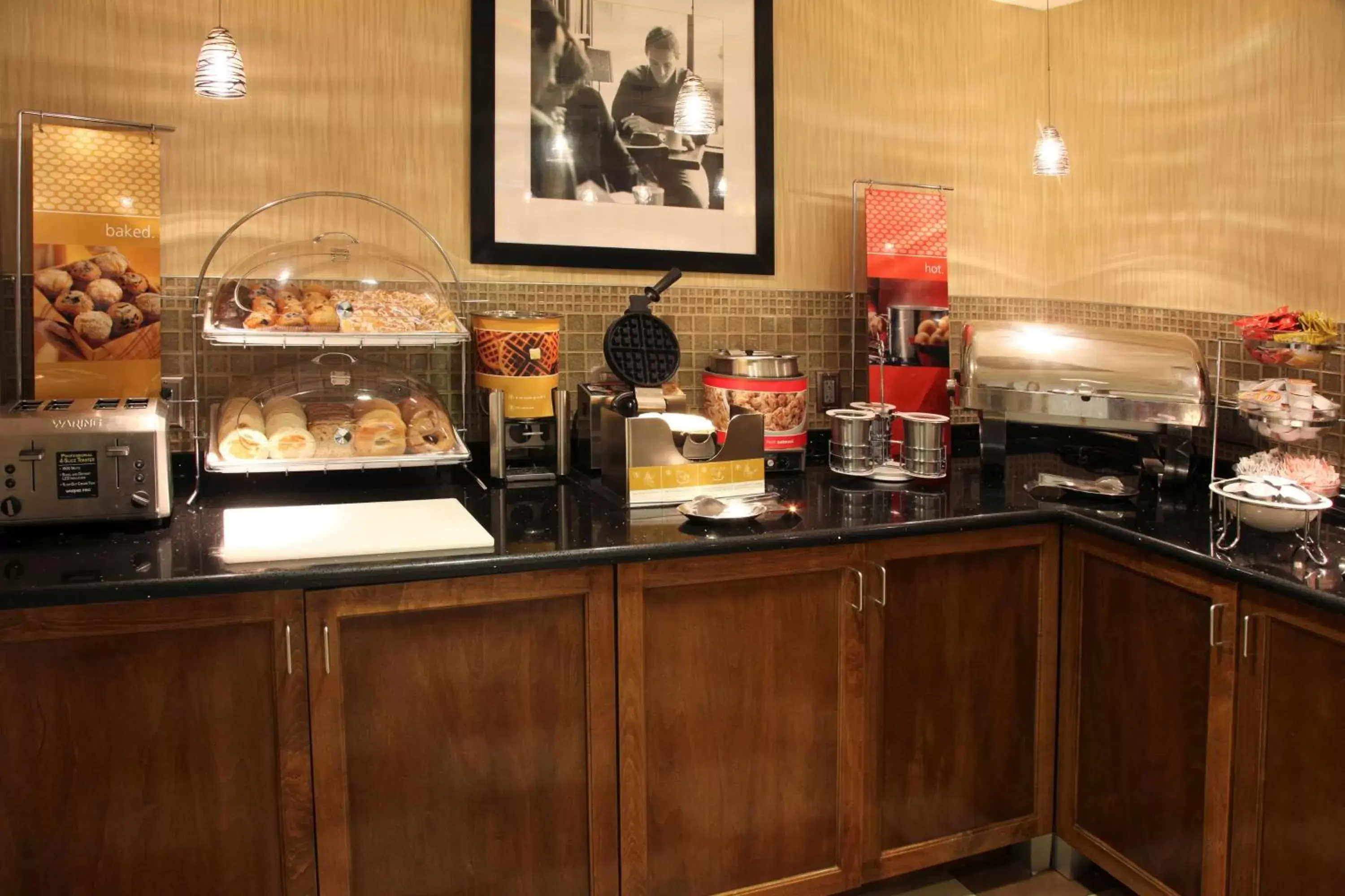 Dining area in Hampton Inn Richmond/Ashland