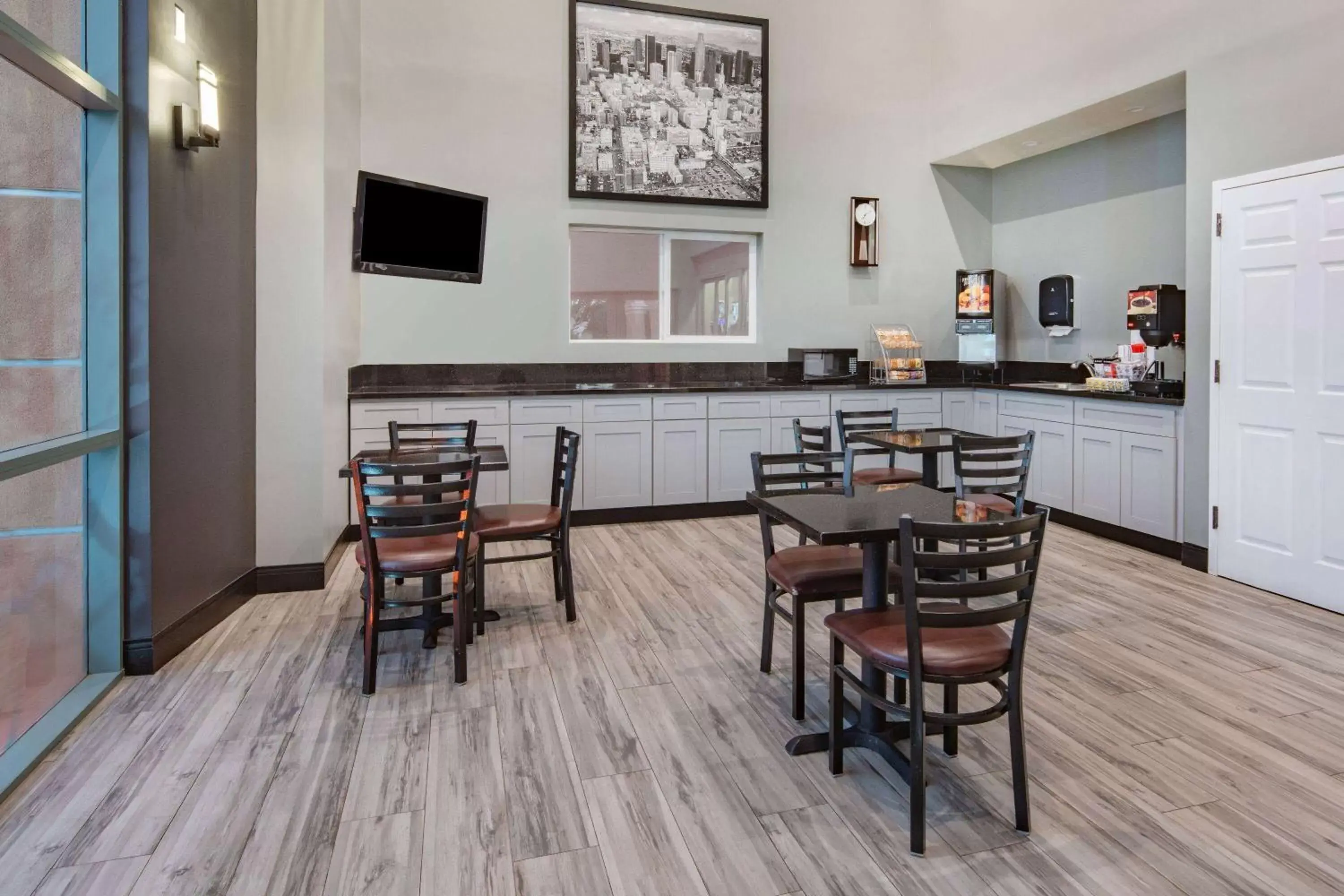 Lobby or reception, Kitchen/Kitchenette in Super 8 by Wyndham North Hollywood