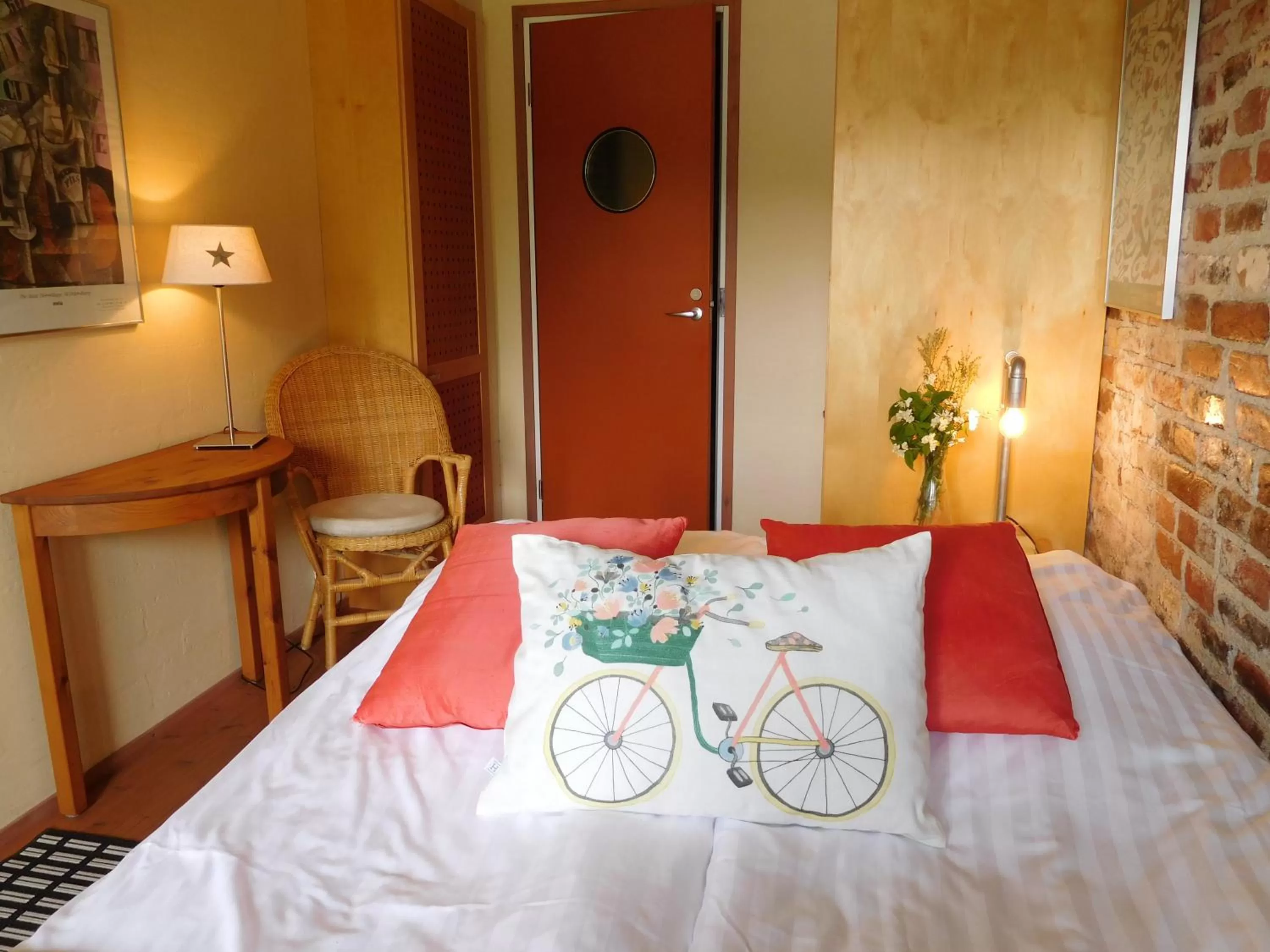 Photo of the whole room, Bed in Lossiranta Lodge