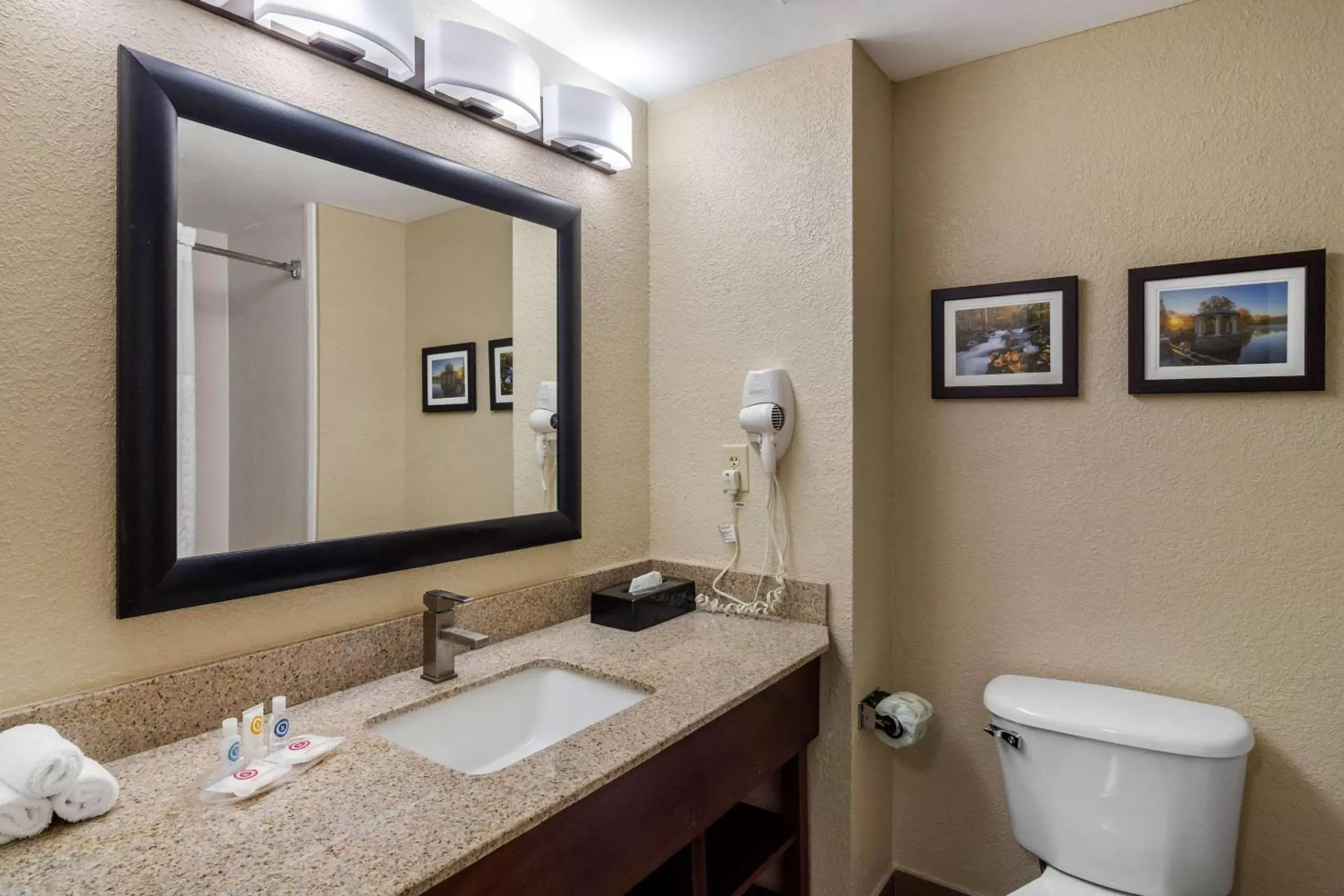 Photo of the whole room, Bathroom in Comfort Suites Woodstock