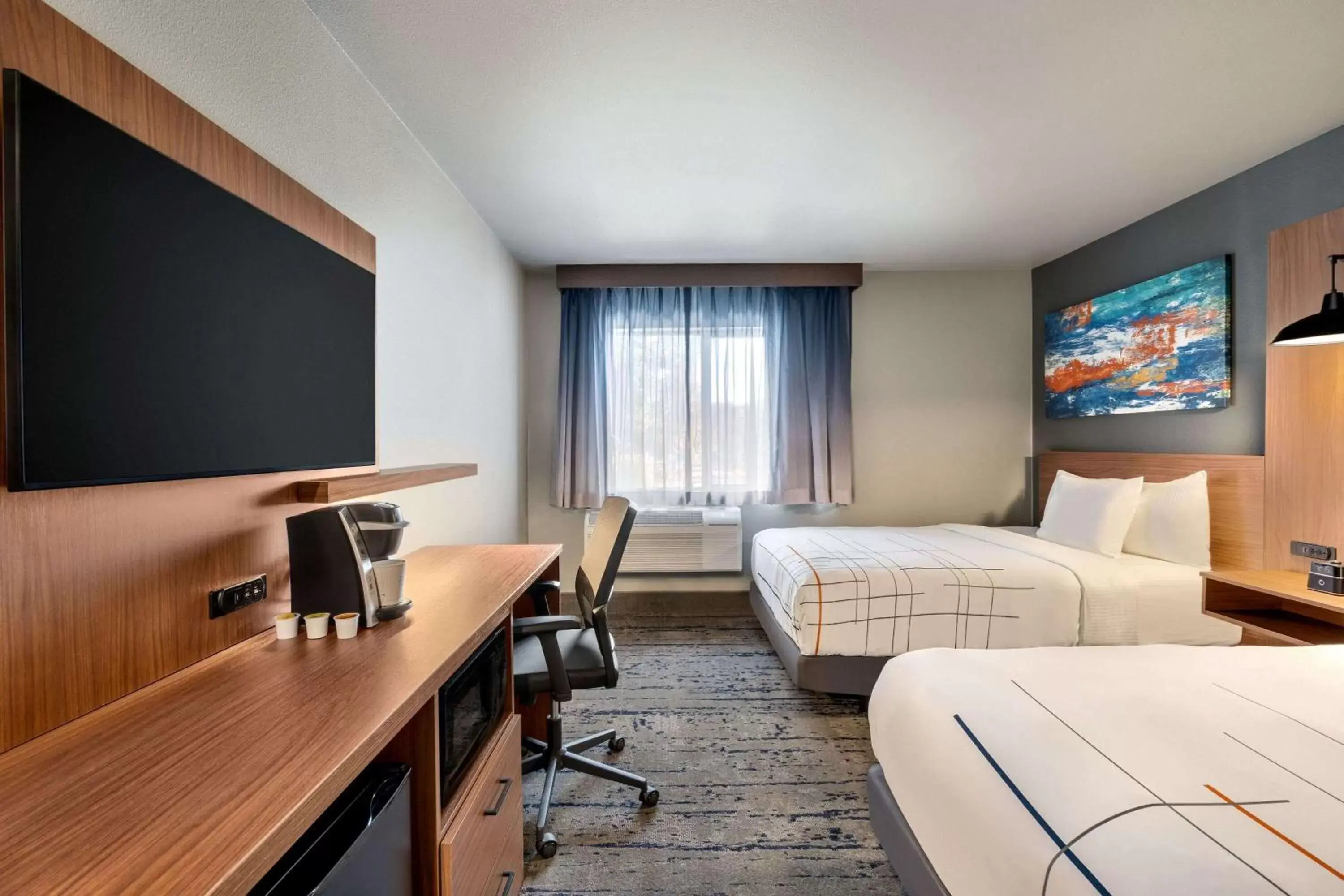 Bed, TV/Entertainment Center in La Quinta Inn & Suites by Wyndham Springfield
