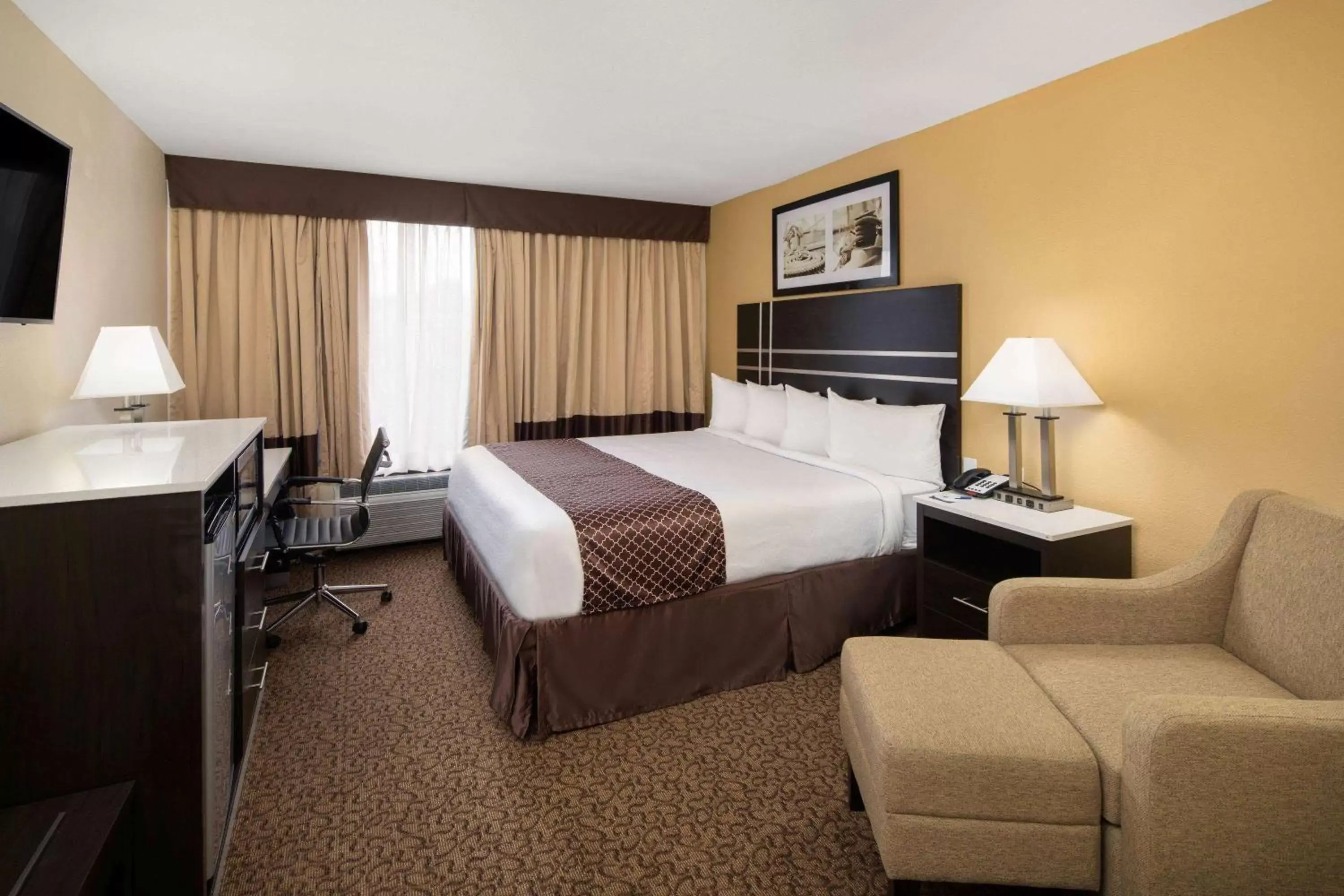 Photo of the whole room, Bed in Baymont Inn & Suites by Wyndham Hammond