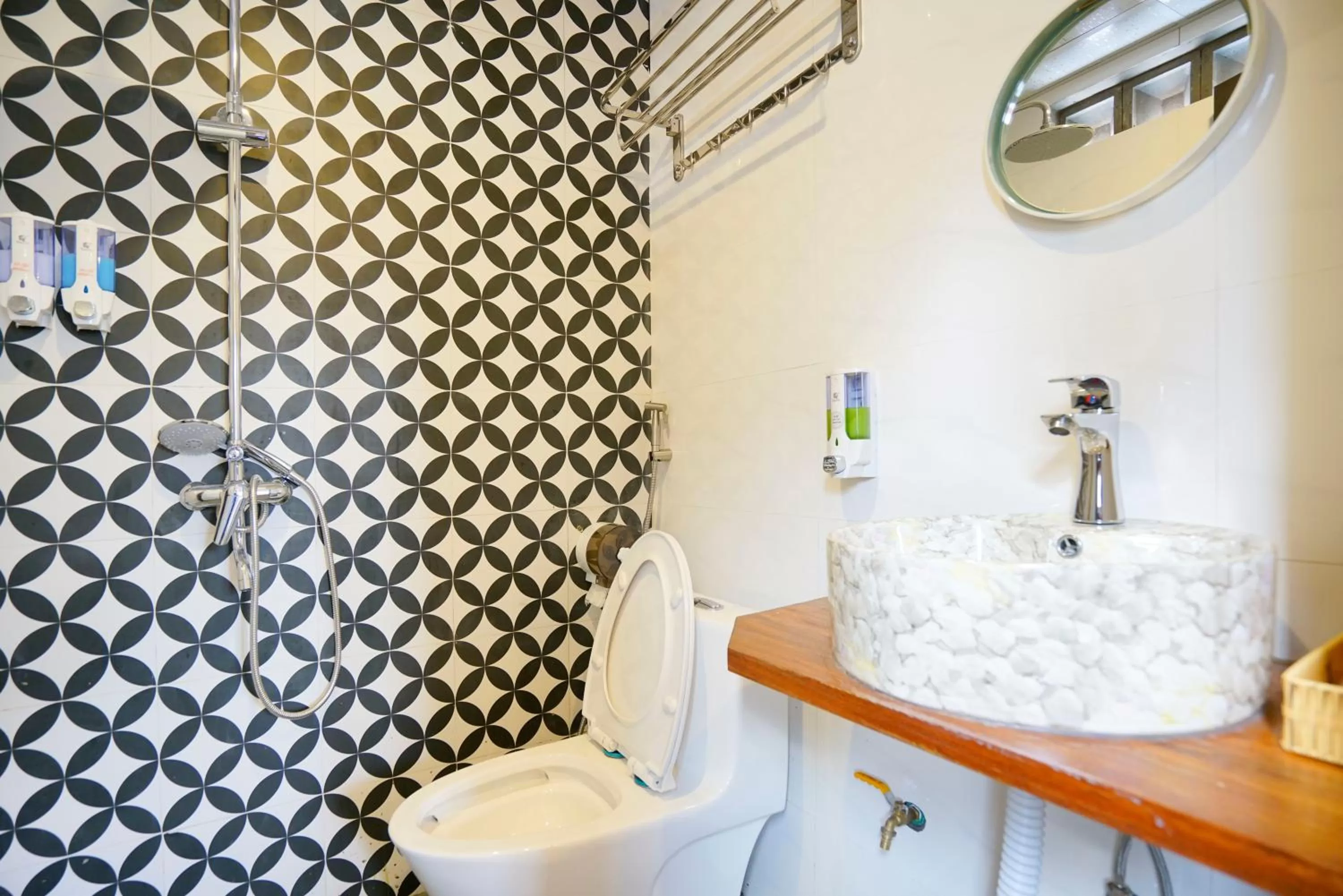 Shower in Halong bay Almorhome