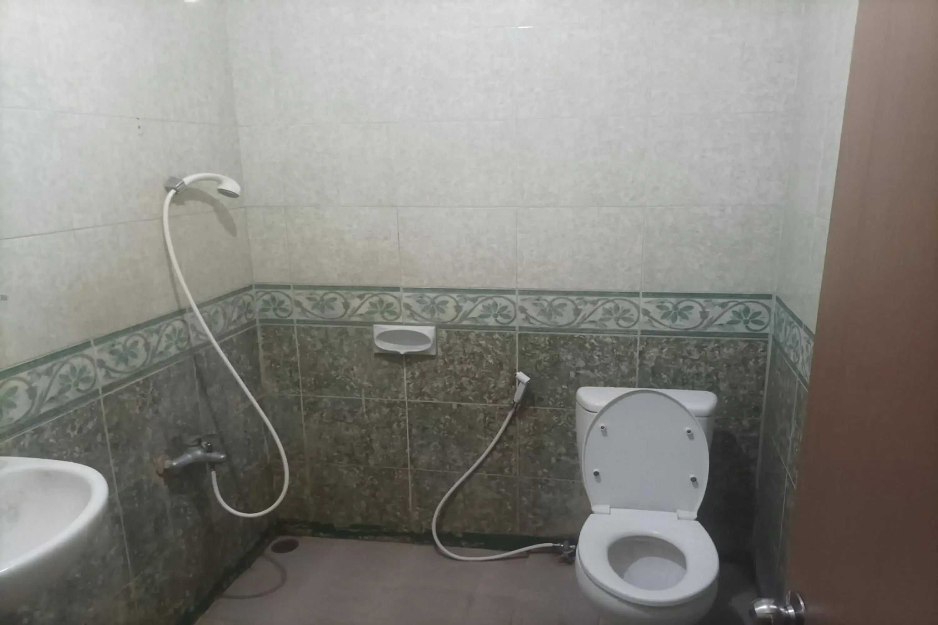 Bathroom in RedDoorz Plus near Alun Alun Kejaksan Cirebon