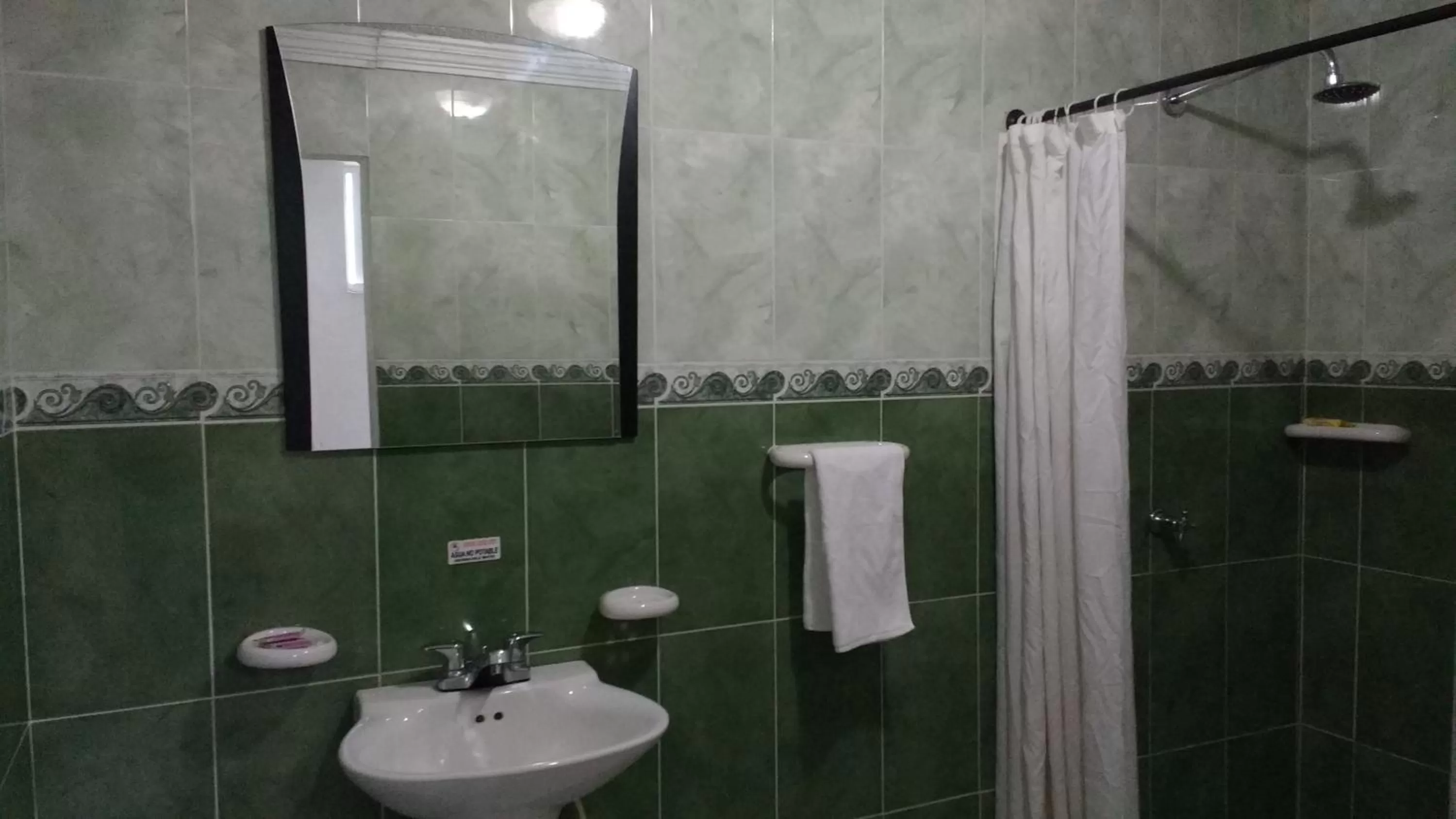 Shower in Casa Royal Palm Inn