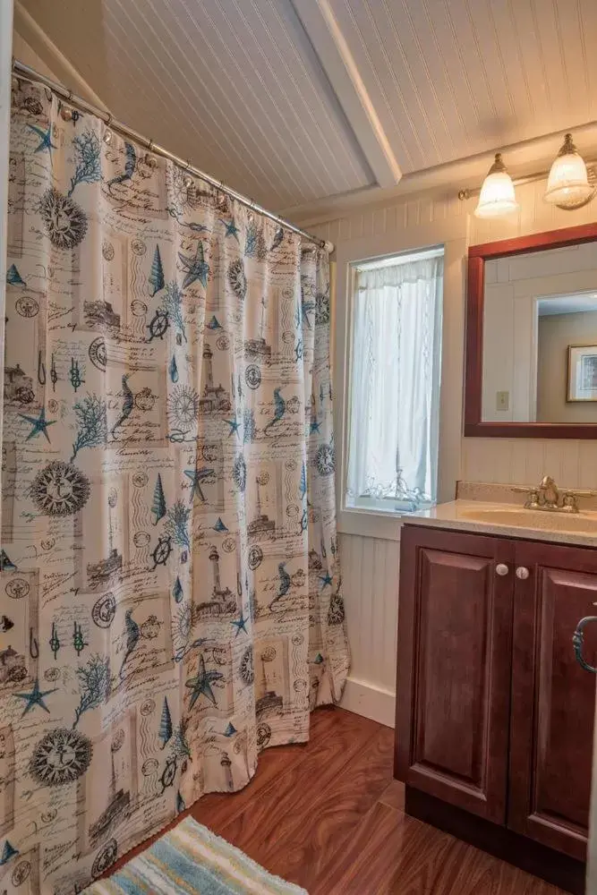 Shower, Bathroom in Holiday Guest House Bed & Breakfast