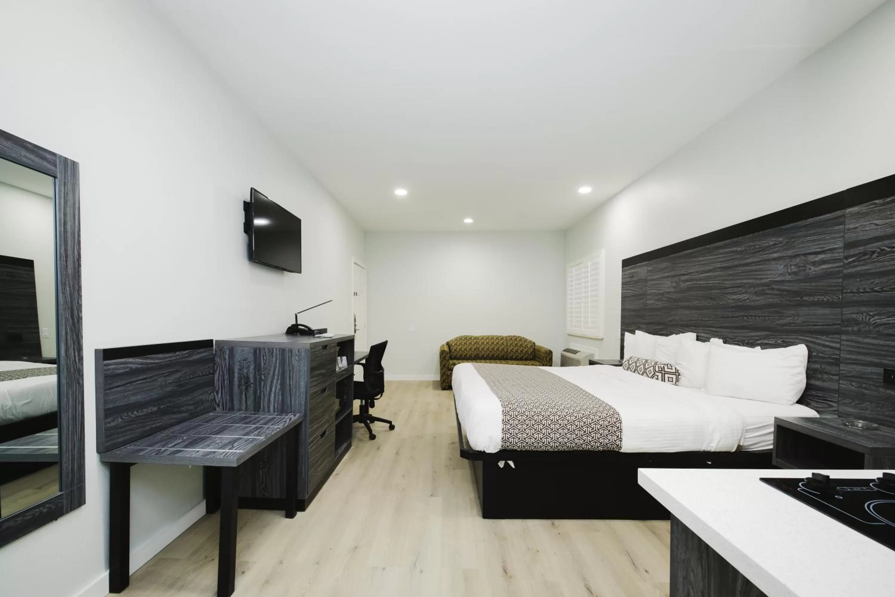 Bed in Sapphire Inn & Suites