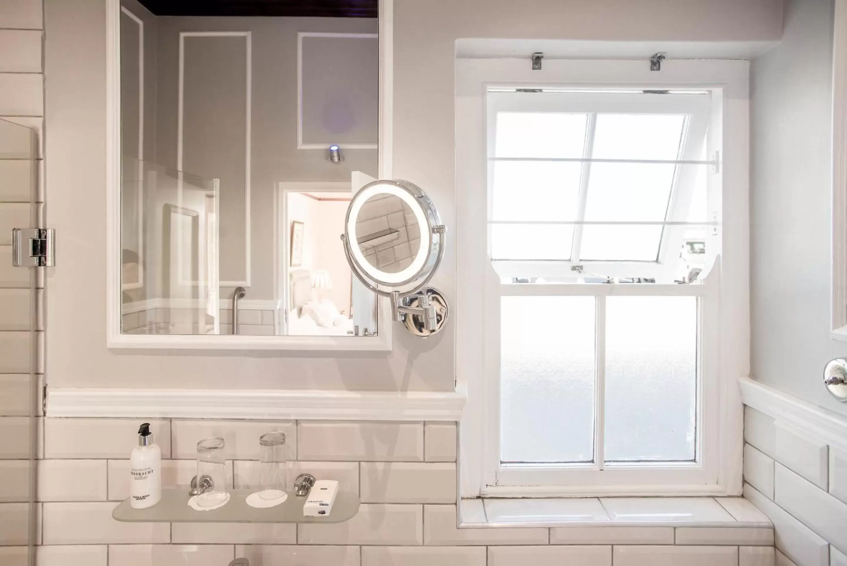 Bathroom in Eendracht Hotel