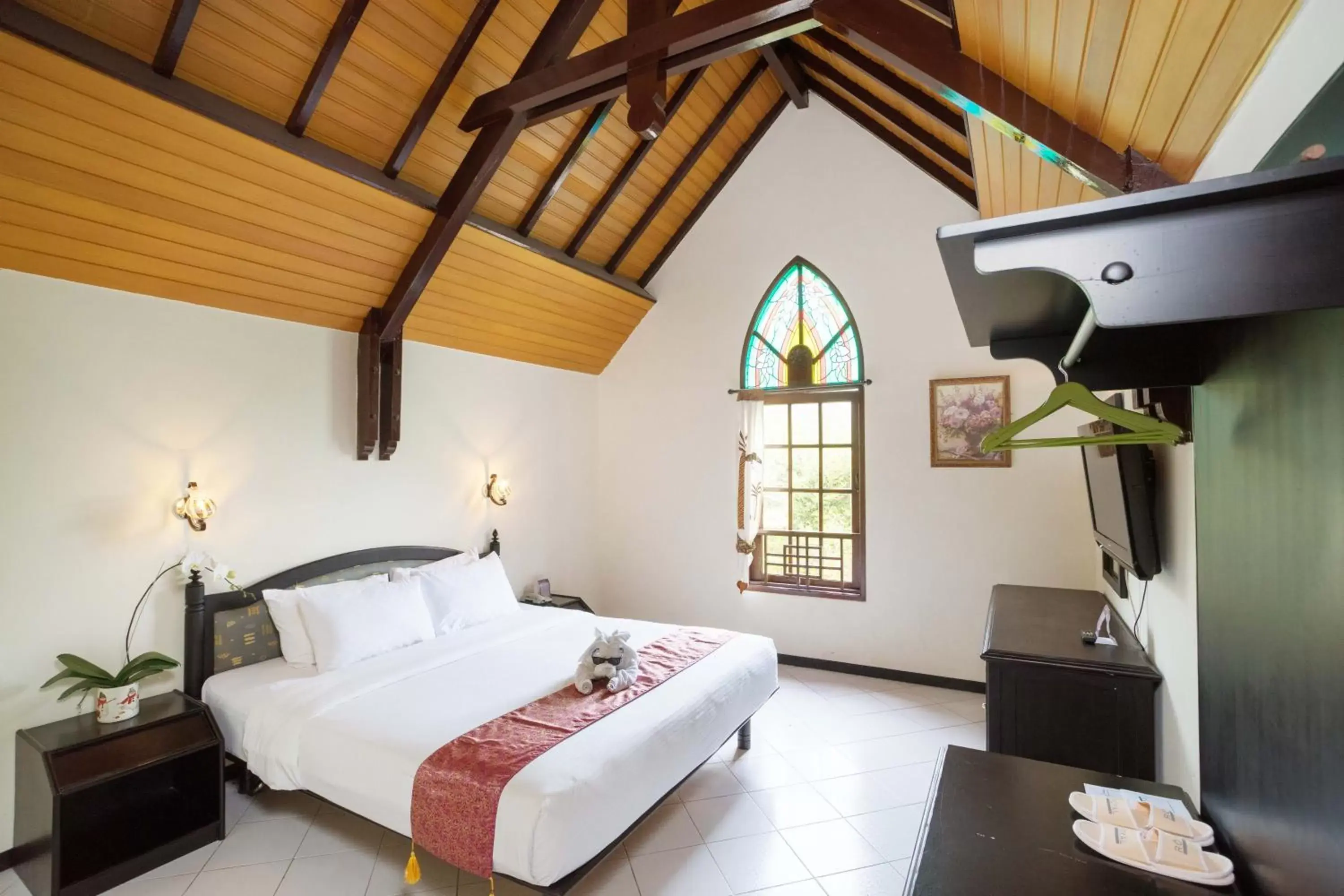 TV and multimedia, Bed in Royal Orchids Garden Hotel & Condominium