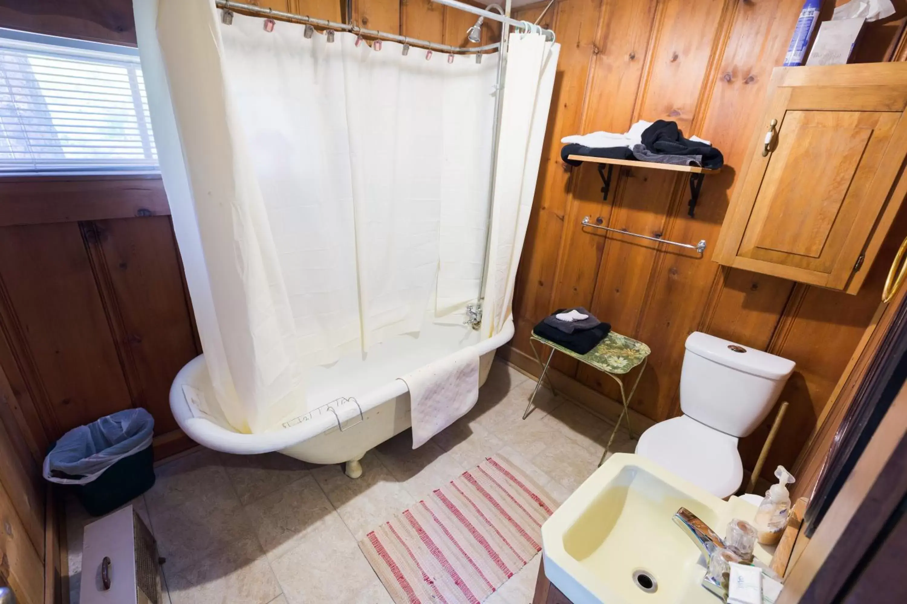 Bathroom in Crown King Cabins Bradshaw