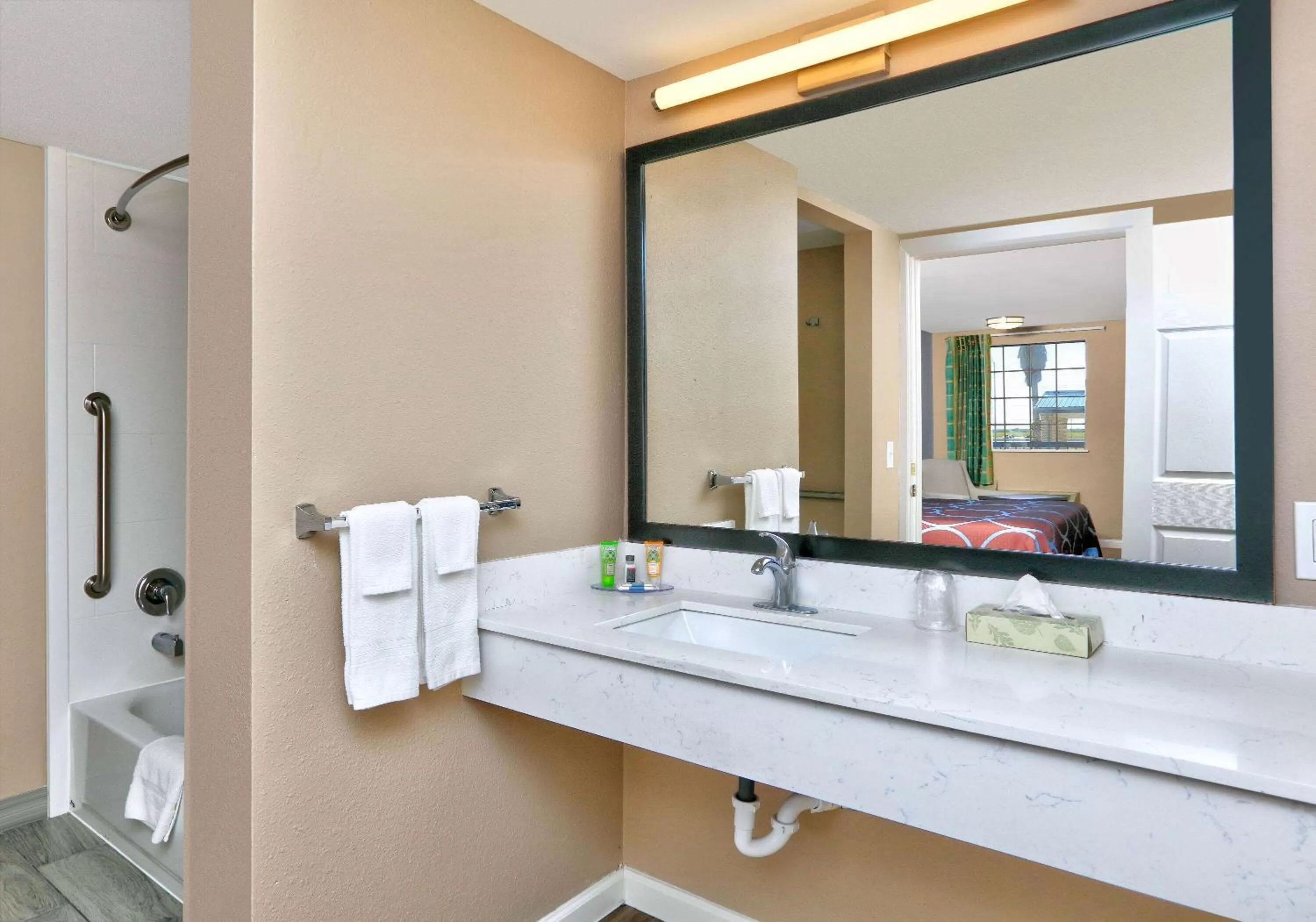 TV and multimedia in Super 8 by Wyndham Victoria - South - Hwy 59