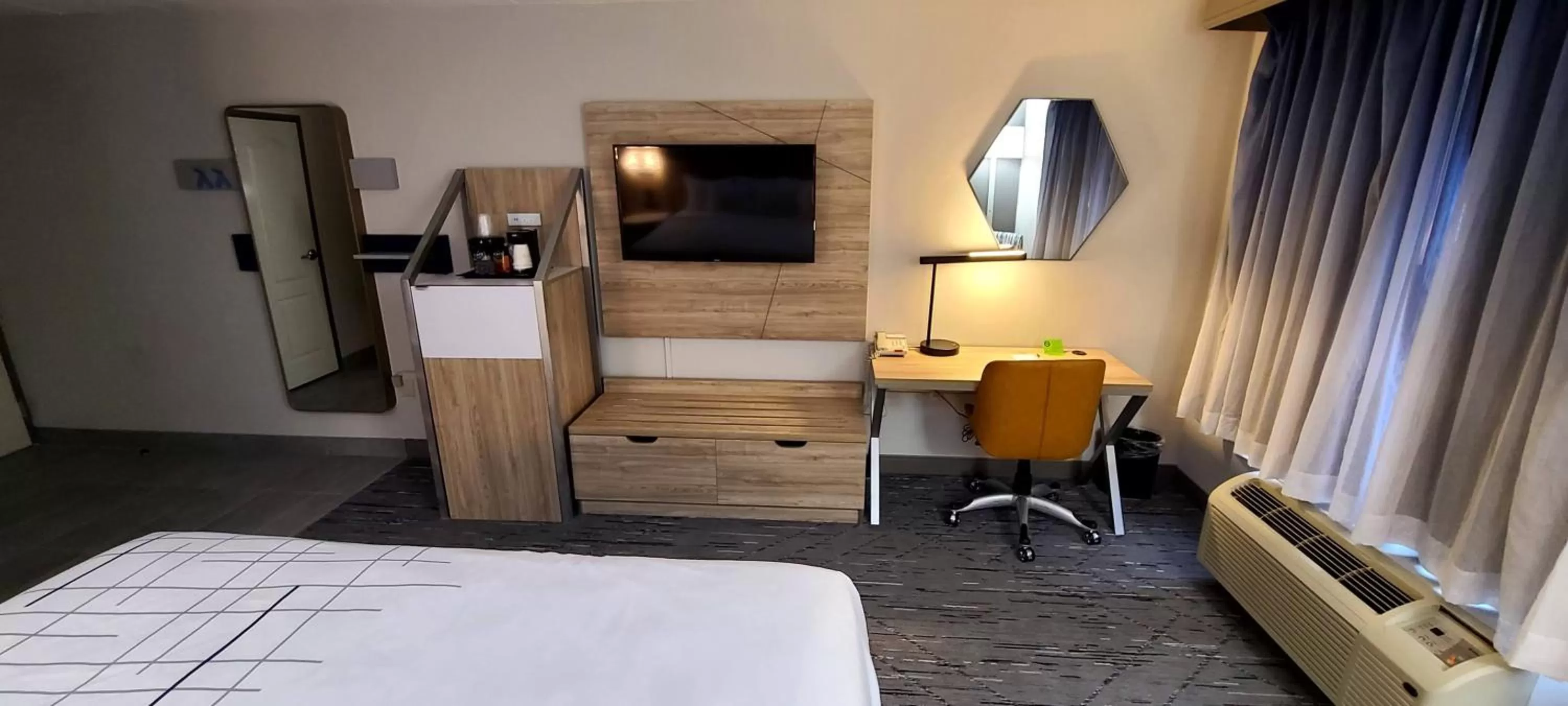 Coffee/tea facilities, Bed in La Quinta by Wyndham Lexington Park - Patuxent