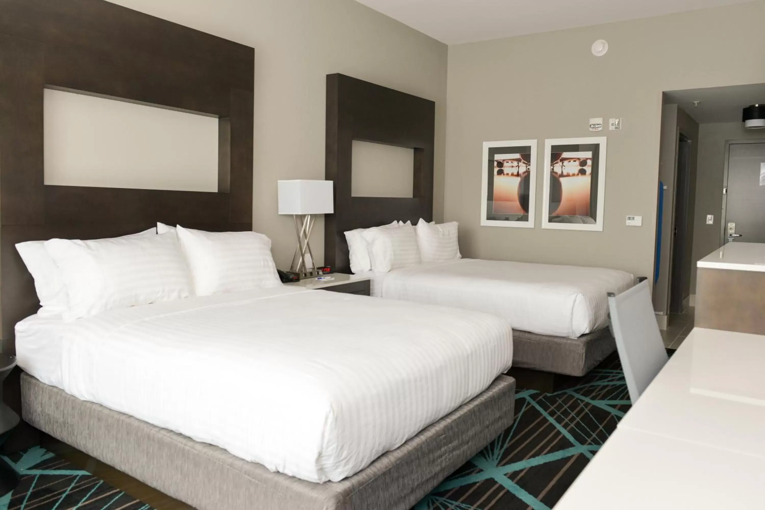 Photo of the whole room, Bed in Holiday Inn Express & Suites - Charlotte Airport, an IHG Hotel