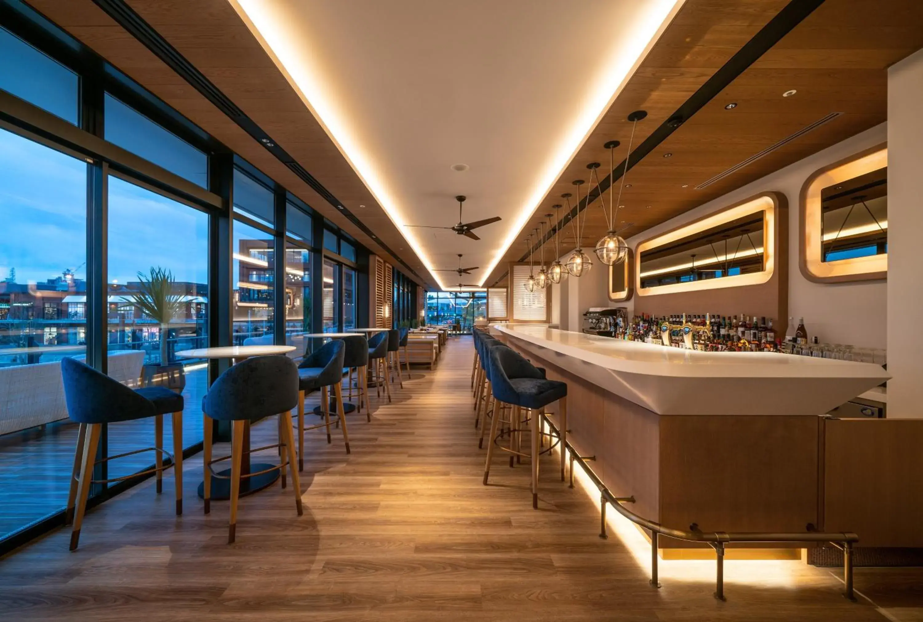 Lounge or bar in InterContinental Yokohama Pier 8, an IHG Hotel