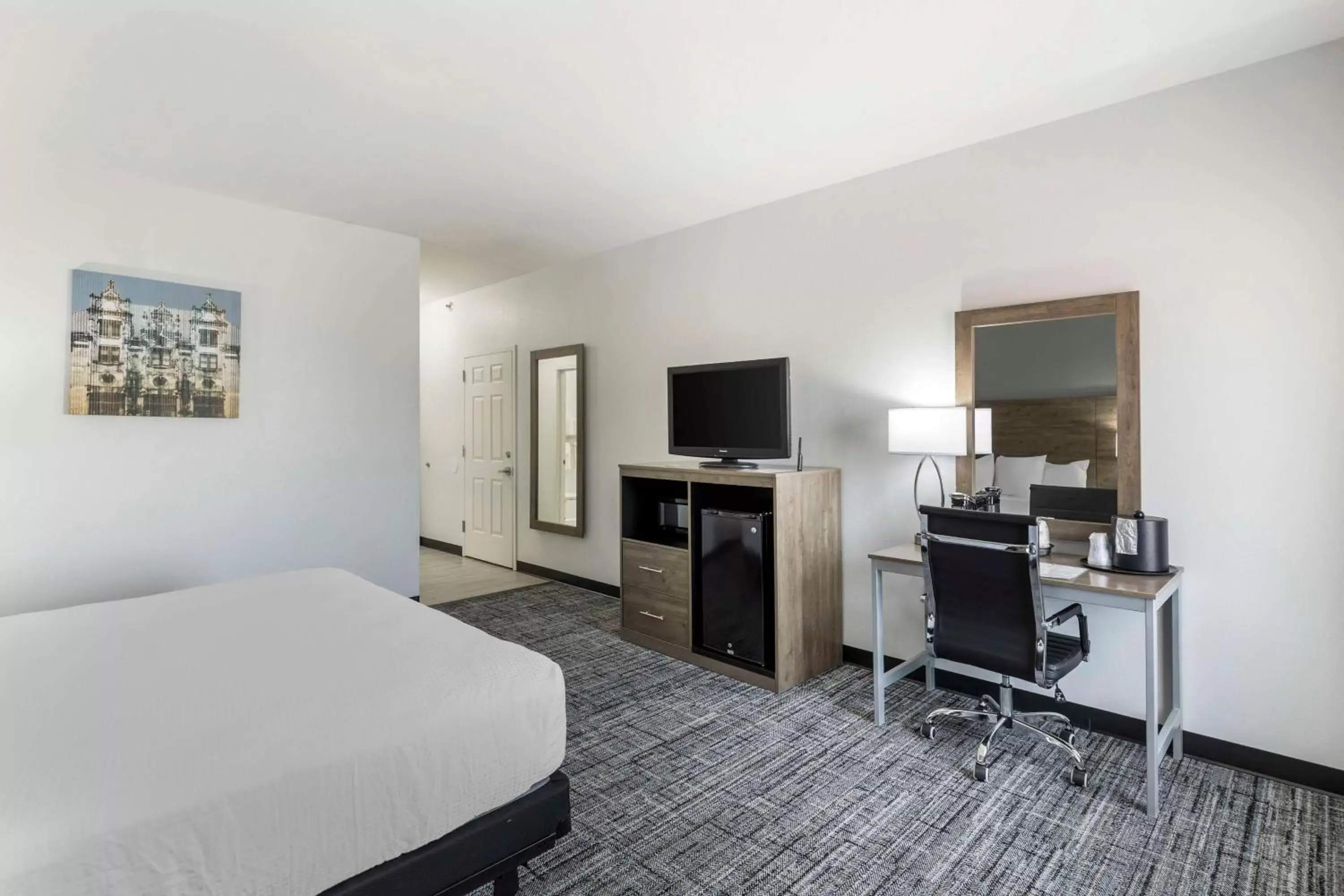 Bedroom, TV/Entertainment Center in Best Western Plus MidAmerica Hotel