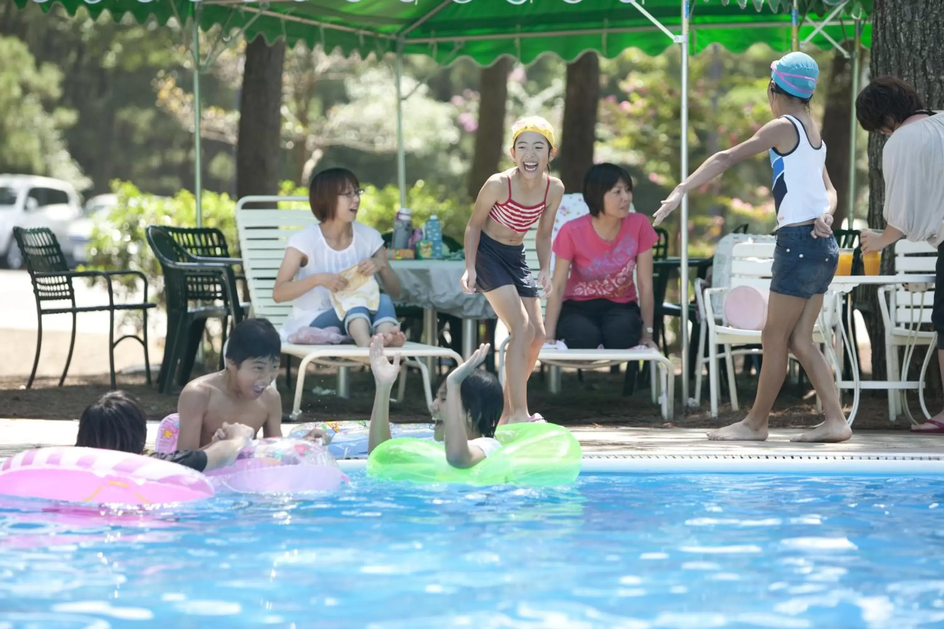 group of guests, Swimming Pool in Luxze Hitotsuba/Cottage Himuka