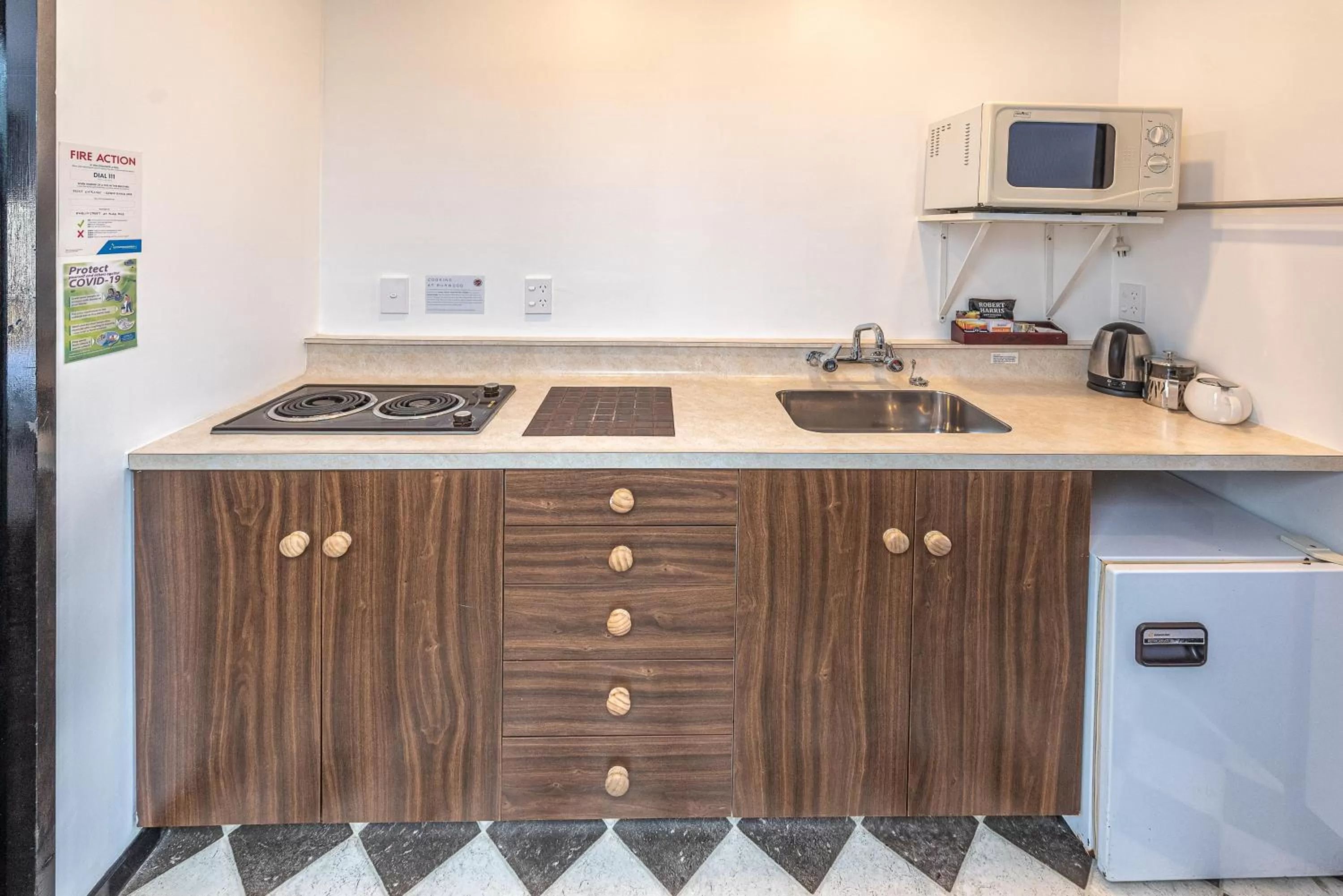 Kitchen or kitchenette in Burwood Motel