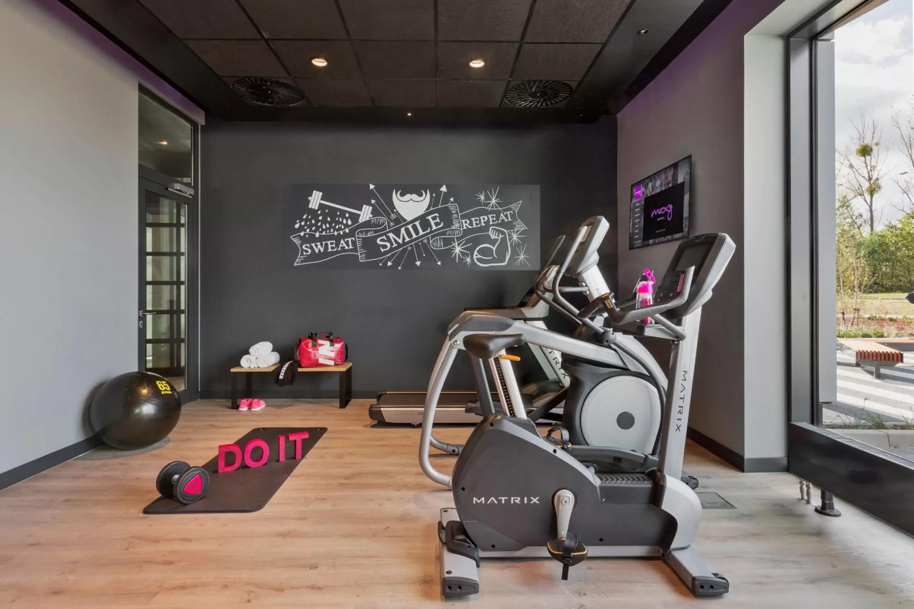 Lounge or bar, Fitness Center/Facilities in Moxy Katowice Airport