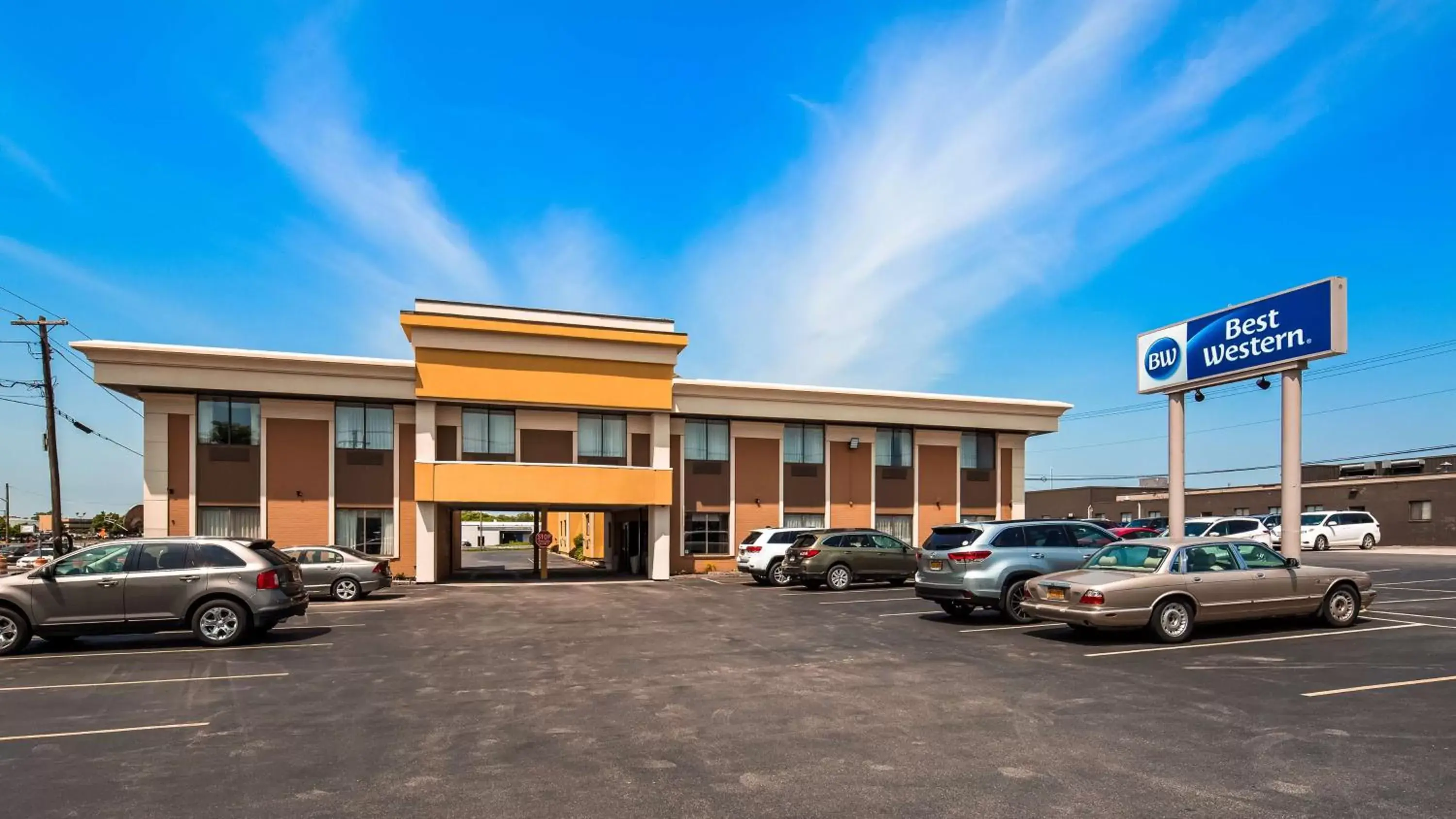 Property building in Best Western Inn at the Rochester Airport