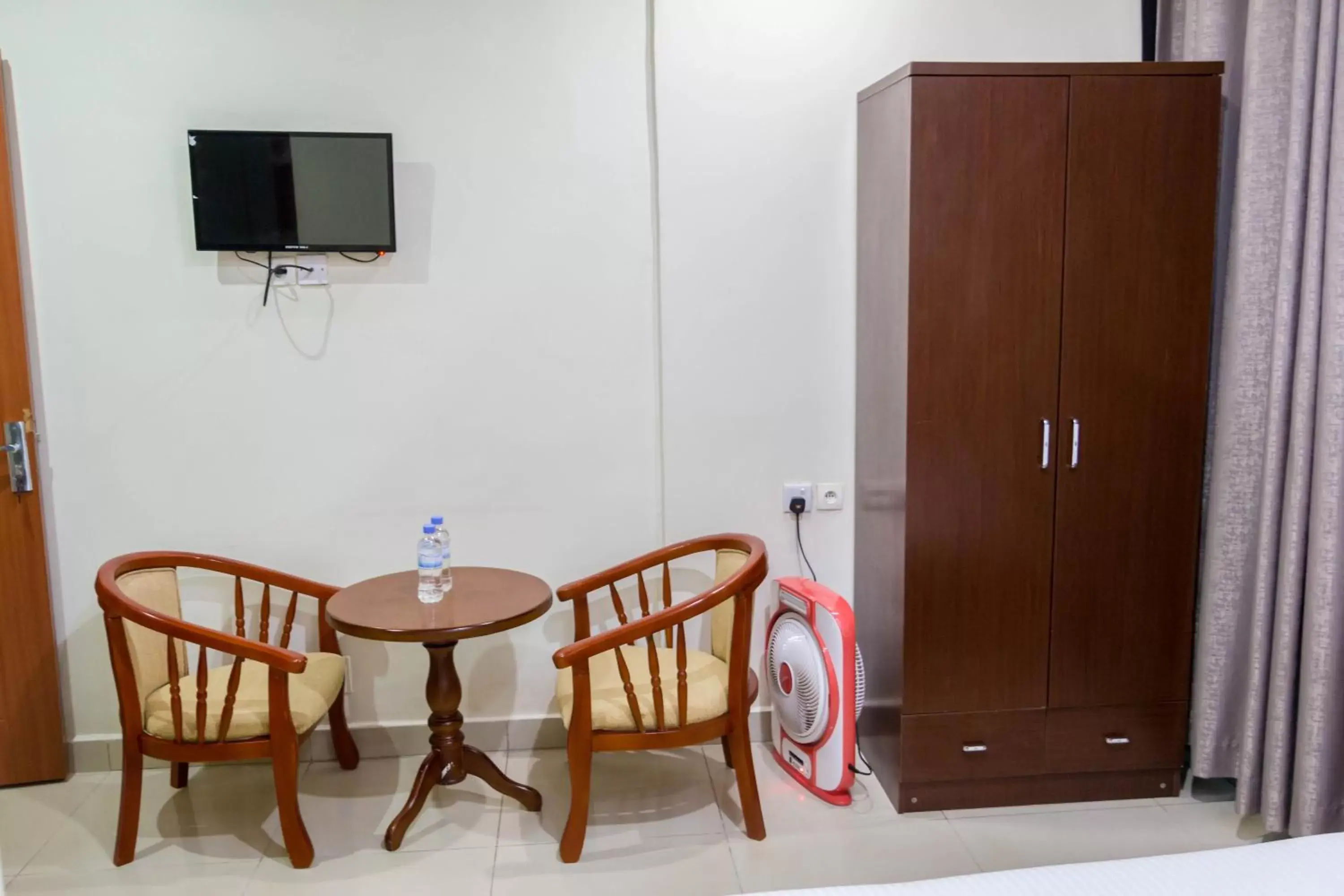 Dining area, TV/Entertainment Center in Olympic Hotel