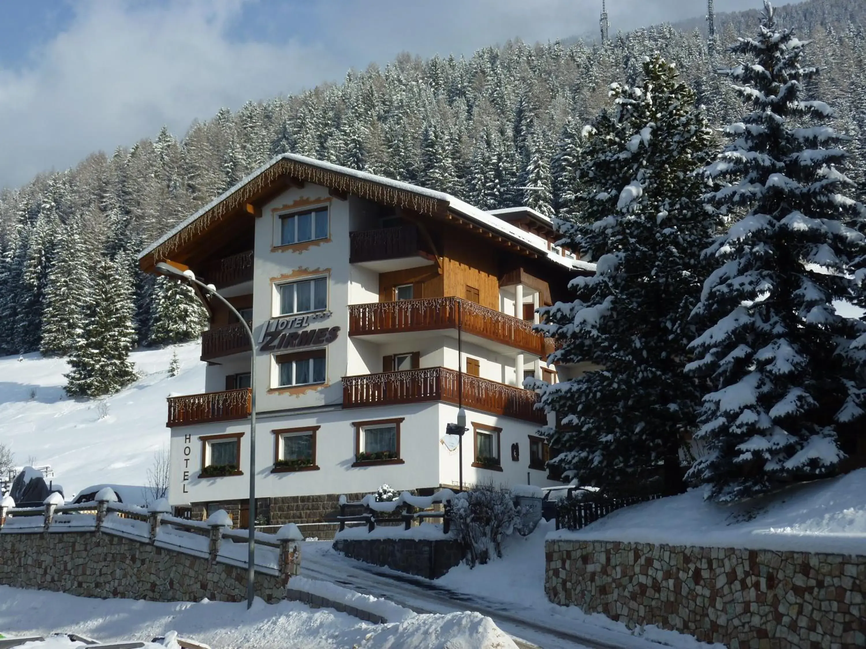 Facade/entrance, Winter in Hotel Zirmes