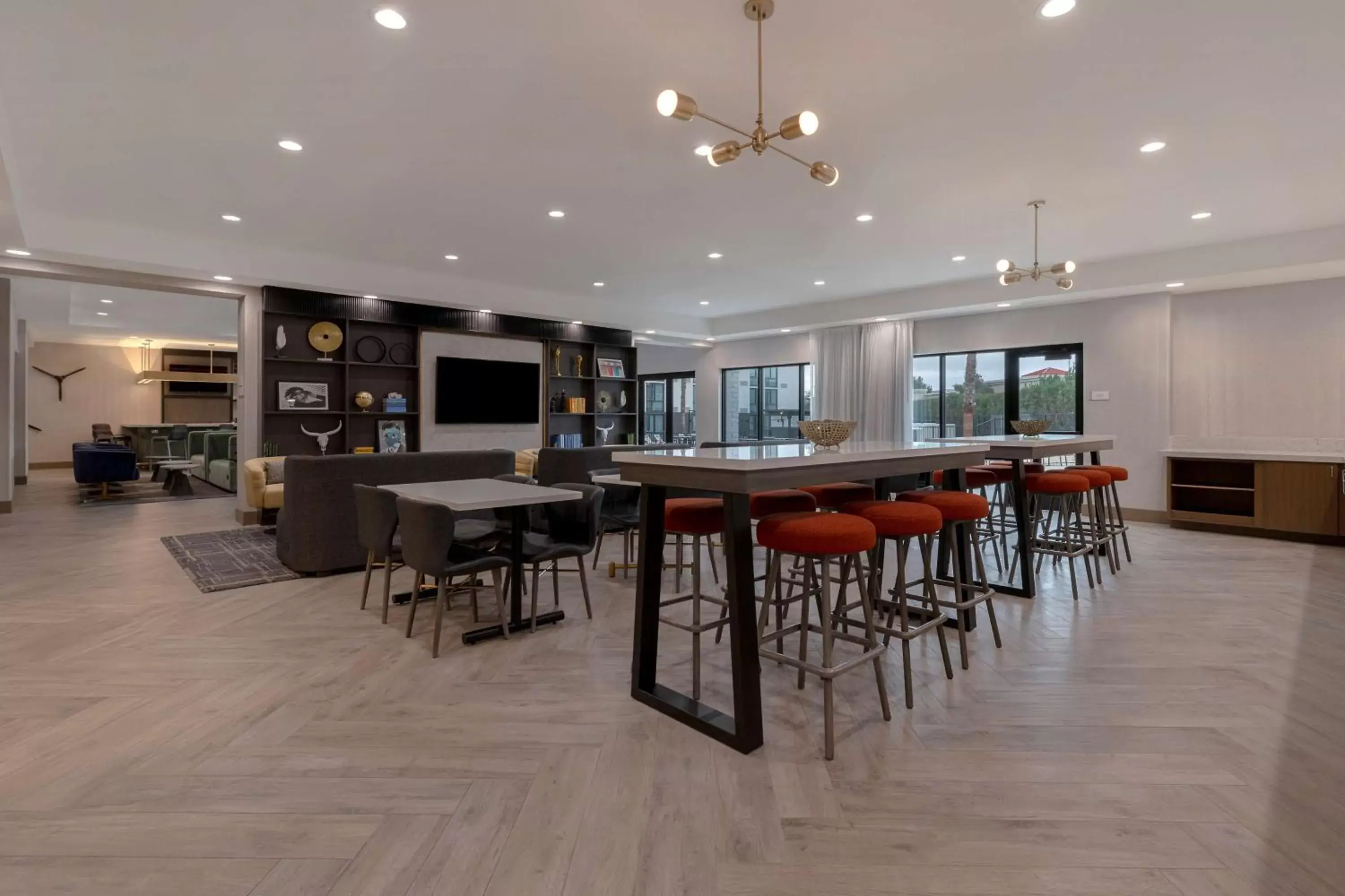 Dining area, Lounge/Bar in Doubletree By Hilton Palmdale, Ca