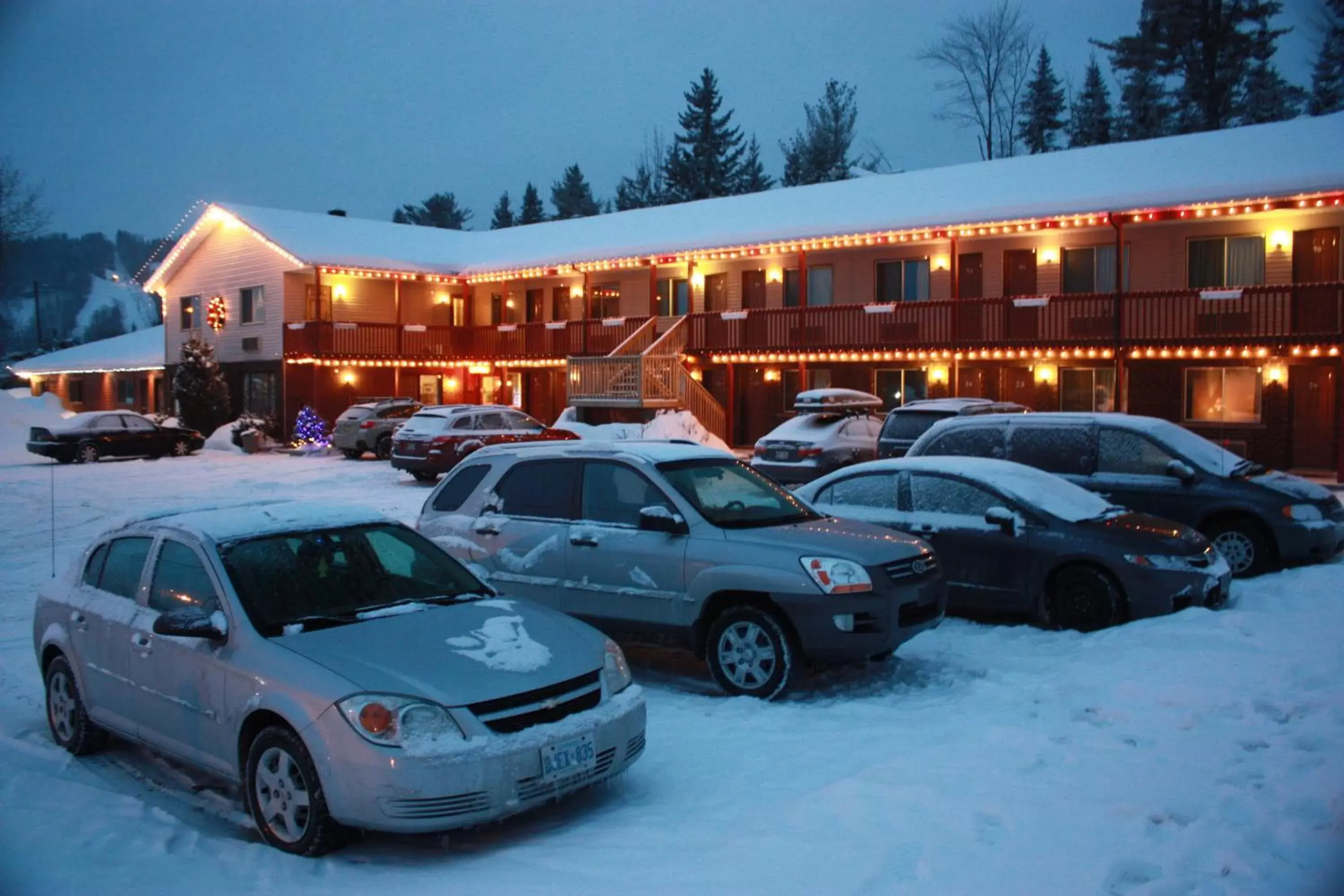 Facade/entrance, Winter in Motel Le Radisson de Val-David