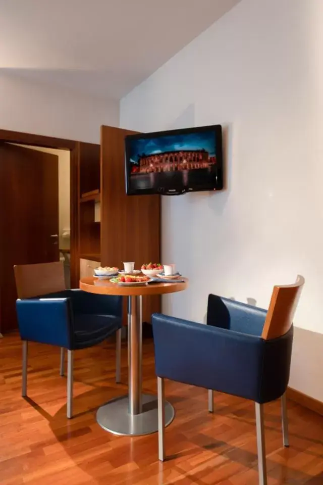 Breakfast, TV/Entertainment Center in Hotel Fiera